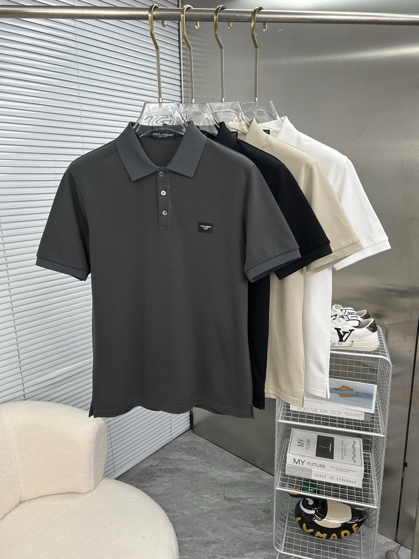 NO:910970,DG Dolce & Gabbana's 2026 spring and summer new polo shirt business casual lapel short-sleeved T-shirt, the exquisite and fitted tailoring sets off the minimalist design style, showing the elegant style at a glance!  High gram weight 260g pure cotton pique fabric, the quality is supreme, the materials will never disappoint, the fabric surface is fine and smooth, soft and skin-friendly, the cotton is full, with elasticity, the upper body is high-end and crisp and stylish at the same time, size M-3XL, Dolce&Gabbana, T-shirt, tees, t-shirt,19860909DG杜嘉班纳 2026春夏新款polo衫商务休闲翻领短袖T恤,精致合体的剪裁版型衬托出了极简主义的设计风格,把优雅风展露的一览无余！高克重260g纯棉珠地面料,品质至上,用料永远不会让人失望,布面精细光滑,柔软亲肤,棉质饱满,附有弹力 ,上身高档的同时又挺括有型,尺码M-3XL,,Dolce&Gabbana,T-shirt,tees，t-shirt,,Men's clothing