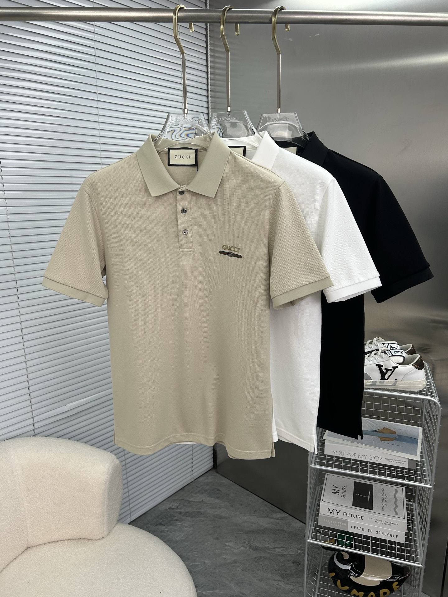 NO:910976,GUCCI 2026 spring and summer new polo shirt business casual lapel short-sleeved T-shirt, the exquisite and fitted tailoring sets off the minimalist design style, showing the elegant style at a glance!  High gram weight 260g pure cotton pique fabric, the quality is supreme, the materials will never disappoint, the fabric surface is fine and smooth, soft and skin-friendly, the cotton is full, with elasticity, the upper body is high-end and crisp and stylish at the same time, sizes M-3XL,, gucci, T-shirt, tees, t-shirt,19860909GUCCI古奇 2026春夏新款polo衫商务休闲翻领短袖T恤,精致合体的剪裁版型衬托出了极简主义的设计风格,把优雅风展露的一览无余！高克重260g纯棉珠地面料,品质至上,用料永远不会让人失望,布面精细光滑,柔软亲肤,棉质饱满,附有弹力 ,上身高档的同时又挺括有型,尺码M-3XL,,gucci,T-shirt,tees，t-shirt,,Men's clothing