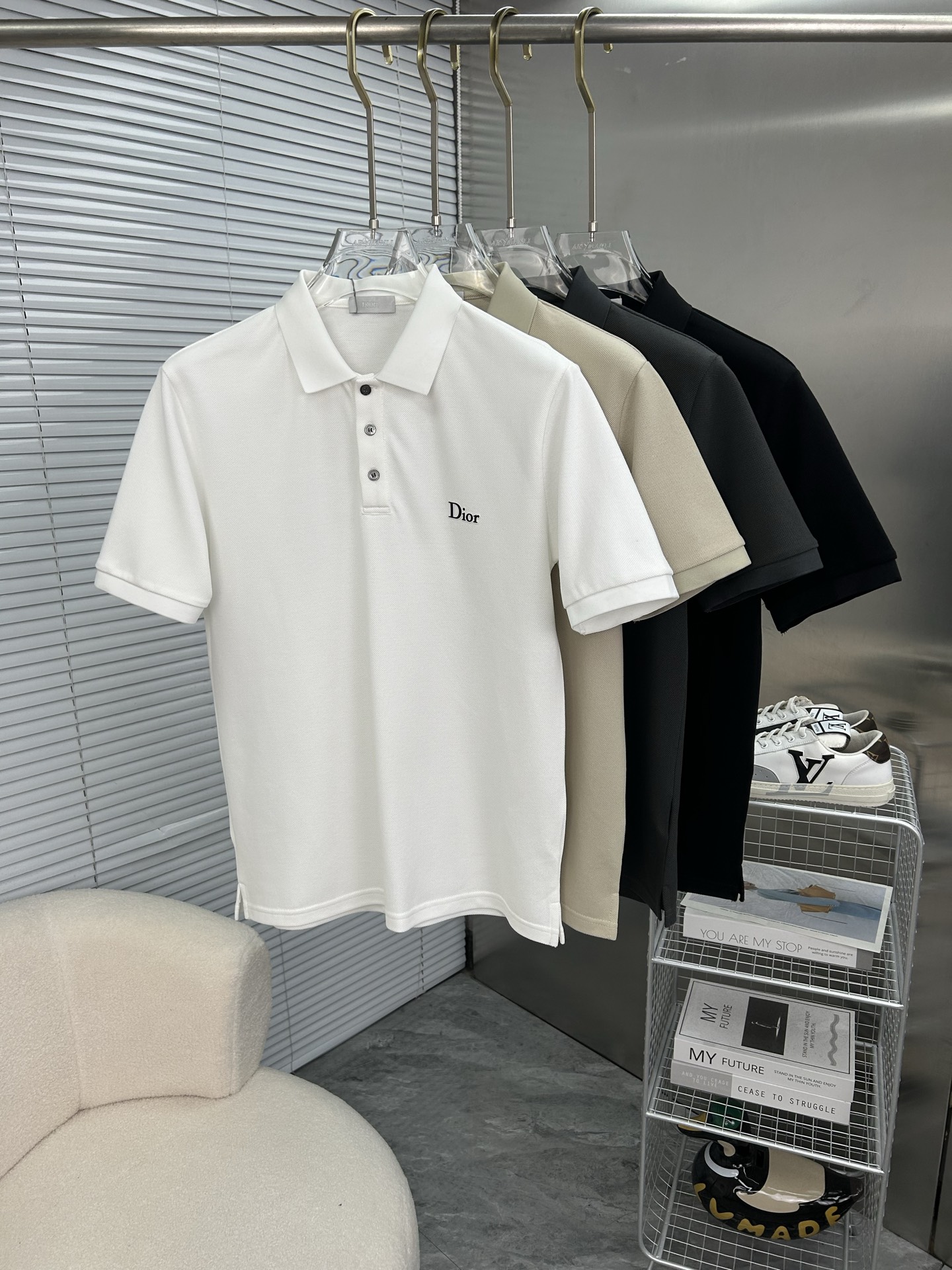 NO:910958,DIOR Dior's new 2026 spring and summer polo shirt is a business casual lapel short-sleeved T-shirt. The exquisite and fitted tailoring sets off the minimalist design style, showing the elegant style at a glance!  High gram weight 260g pure cotton pique fabric, the quality is supreme, the materials will never disappoint, the fabric surface is fine and smooth, soft and skin-friendly, the cotton is full, with elasticity, the upper body is high-end and crisp and stylish at the same time, size M-3XL, dior, dior, T-shirt, tees, t-shirt,19860909DIOR迪奥 2026春夏新款polo衫商务休闲翻领短袖T恤,精致合体的剪裁版型衬托出了极简主义的设计风格,把优雅风展露的一览无余！高克重260g纯棉珠地面料,品质至上,用料永远不会让人失望,布面精细光滑,柔软亲肤,棉质饱满,附有弹力 ,上身高档的同时又挺括有型,尺码M-3XL,,dior,dior,T-shirt,tees，t-shirt,,Men's clothing