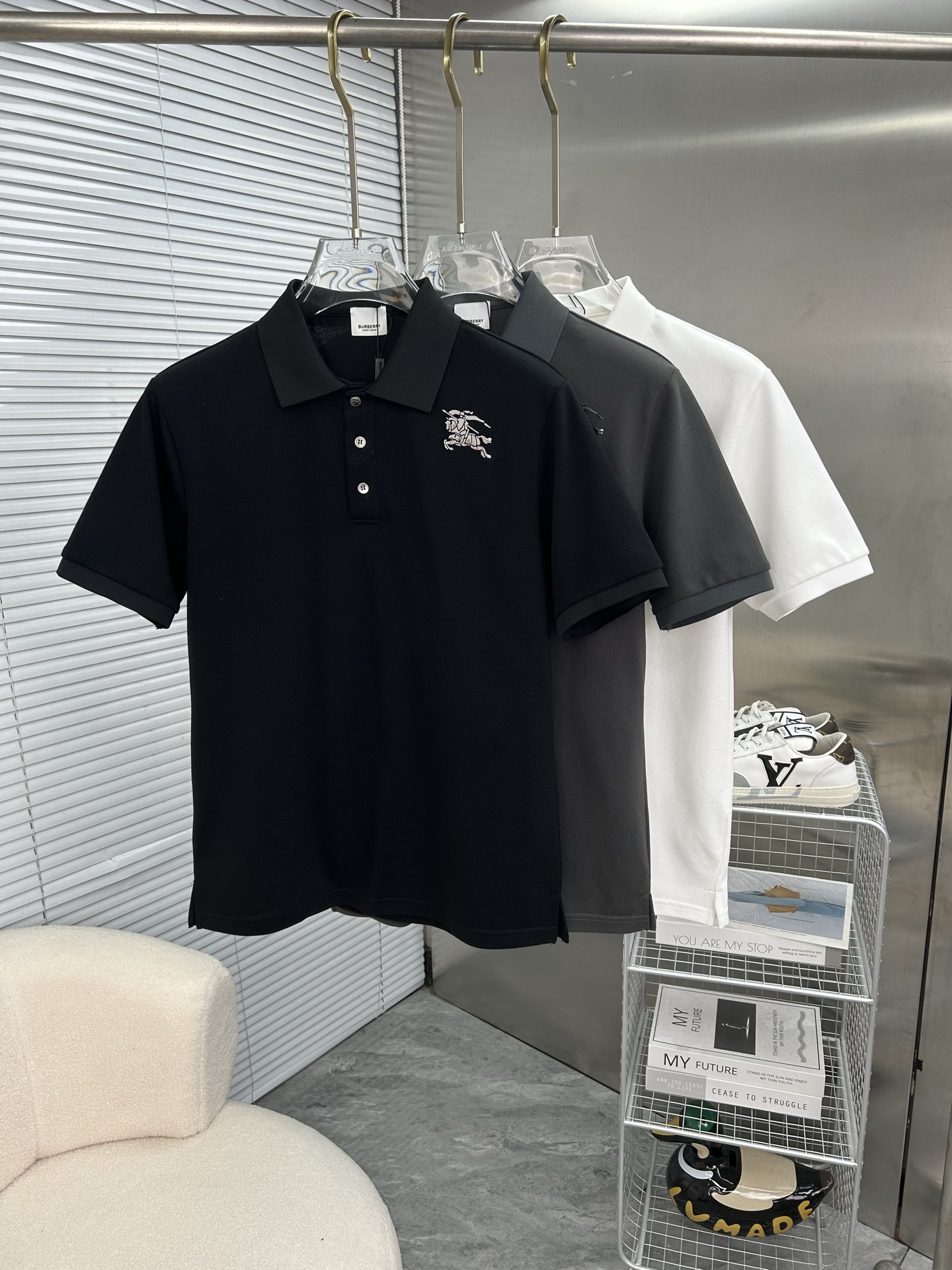 NO:936782,BURBERRY 2026 spring and summer new polo shirt business casual lapel short-sleeved T-shirt, the exquisite and fitted tailoring sets off the minimalist design style, showing the elegant style at a glance!  High gram weight 260g pure cotton pique fabric, the quality is supreme, the materials will never disappoint, the fabric surface is fine and smooth, soft and skin-friendly, the cotton is full, with elasticity, the upper body is high-end and crisp and stylish at the same time, sizes M-3XL,, burberry, burberry, T-shirt, tees, t-shirt,19860909BURBERRY巴宝莉 2026春夏新款polo衫商务休闲翻领短袖T恤,精致合体的剪裁版型衬托出了极简主义的设计风格,把优雅风展露的一览无余！高克重260g纯棉珠地面料,品质至上,用料永远不会让人失望,布面精细光滑,柔软亲肤,棉质饱满,附有弹力 ,上身高档的同时又挺括有型,尺码M-3XL,,burberry,burberry,T-shirt,tees，t-shirt,,Men's clothing