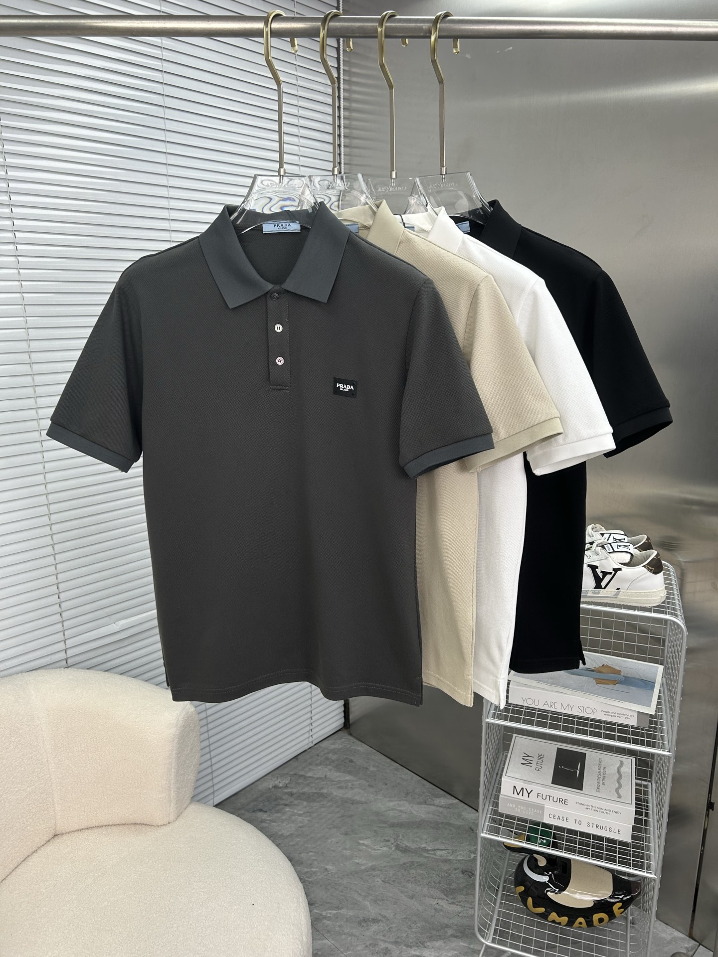 NO:910953,PRADA 2026 spring and summer new polo shirt business casual lapel short-sleeved T-shirt, the exquisite and fitted tailoring sets off the minimalist design style, showing the elegant style at a glance!  High gram weight 260g pure cotton pique fabric, the quality is supreme, the materials used will never disappoint, the fabric surface is fine and smooth, soft and skin-friendly, the cotton is full, with elasticity, the upper body is high-end and crisp and stylish at the same time, sizes M-3XL, prada, prada, T-shirt, tees, t-shirt,19860909PRADA普拉达 2026春夏新款polo衫商务休闲翻领短袖T恤,精致合体的剪裁版型衬托出了极简主义的设计风格,把优雅风展露的一览无余！高克重260g纯棉珠地面料,品质至上,用料永远不会让人失望,布面精细光滑,柔软亲肤,棉质饱满,附有弹力 ,上身高档的同时又挺括有型,尺码M-3XL,,prada,prada,T-shirt,tees，t-shirt,,Men's clothing