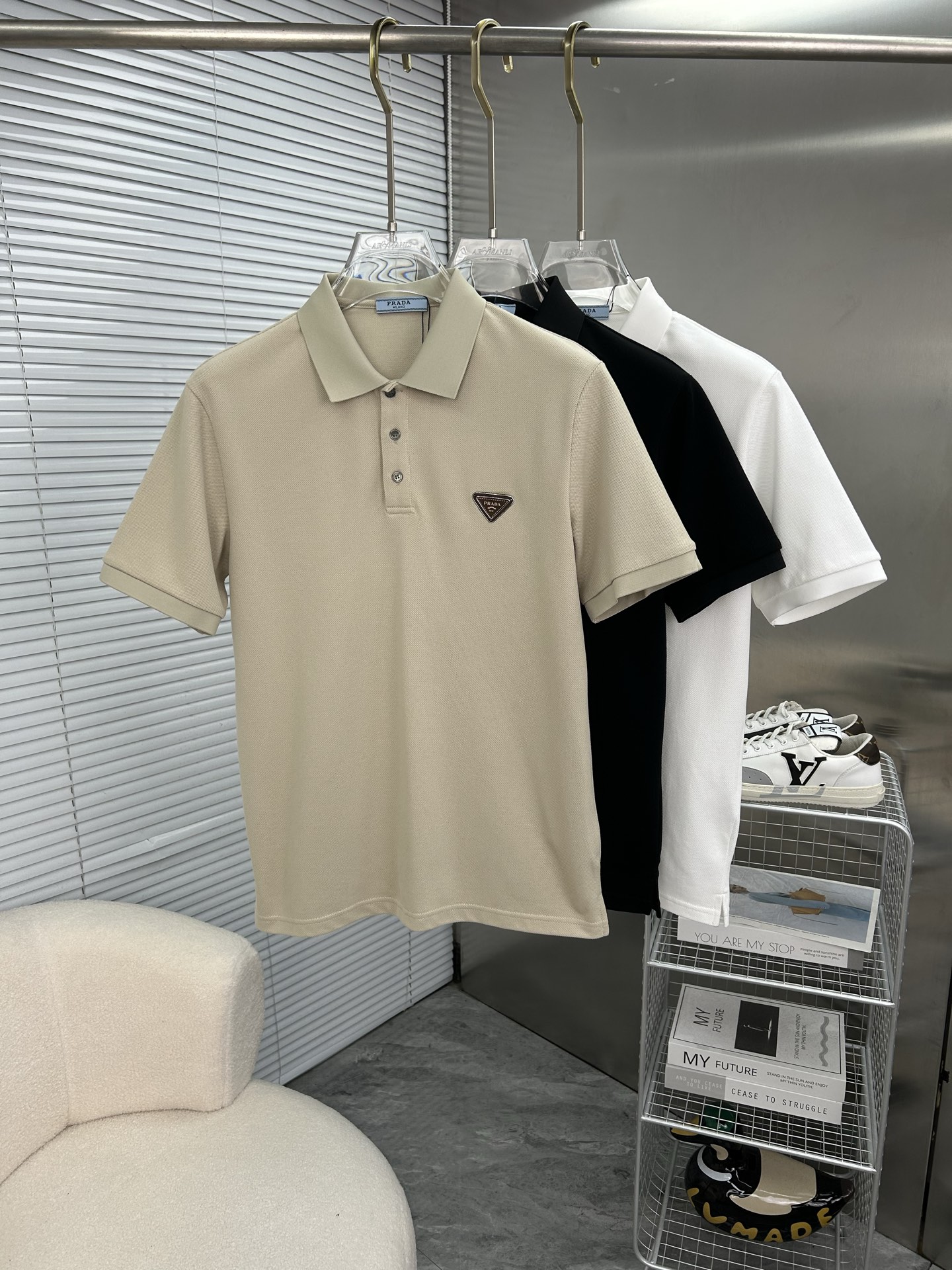 NO:936784,PRADA 2026 spring and summer new polo shirt business casual lapel short-sleeved T-shirt, the exquisite and fitted tailoring sets off the minimalist design style, showing the elegant style at a glance!  High gram weight 260g pure cotton pique fabric, the quality is supreme, the materials used will never disappoint, the fabric surface is fine and smooth, soft and skin-friendly, the cotton is full, with elasticity, the upper body is high-end and crisp and stylish at the same time, sizes M-3XL, prada, prada, T-shirt, tees, t-shirt,19860909PRADA普拉达 2026春夏新款polo衫商务休闲翻领短袖T恤,精致合体的剪裁版型衬托出了极简主义的设计风格,把优雅风展露的一览无余！高克重260g纯棉珠地面料,品质至上,用料永远不会让人失望,布面精细光滑,柔软亲肤,棉质饱满,附有弹力 ,上身高档的同时又挺括有型,尺码M-3XL,,prada,prada,T-shirt,tees，t-shirt,,Men's clothing