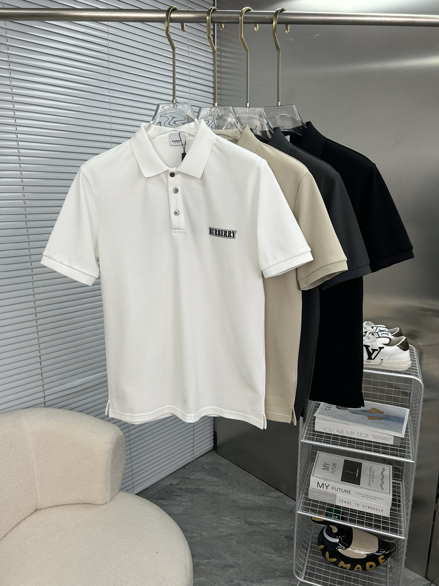 NO:936786,BURBERRY 2026 spring and summer new polo shirt business casual lapel short-sleeved T-shirt, the exquisite and fitted tailoring sets off the minimalist design style, showing the elegant style at a glance!  High gram weight 260g pure cotton pique fabric, the quality is supreme, the materials will never disappoint, the fabric surface is fine and smooth, soft and skin-friendly, the cotton is full, with elasticity, the upper body is high-end and crisp and stylish at the same time, sizes M-3XL,, burberry, burberry, T-shirt, tees, t-shirt,19860909BURBERRY巴宝莉 2026春夏新款polo衫商务休闲翻领短袖T恤,精致合体的剪裁版型衬托出了极简主义的设计风格,把优雅风展露的一览无余！高克重260g纯棉珠地面料,品质至上,用料永远不会让人失望,布面精细光滑,柔软亲肤,棉质饱满,附有弹力 ,上身高档的同时又挺括有型,尺码M-3XL,,burberry,burberry,T-shirt,tees，t-shirt,,Men's clothing