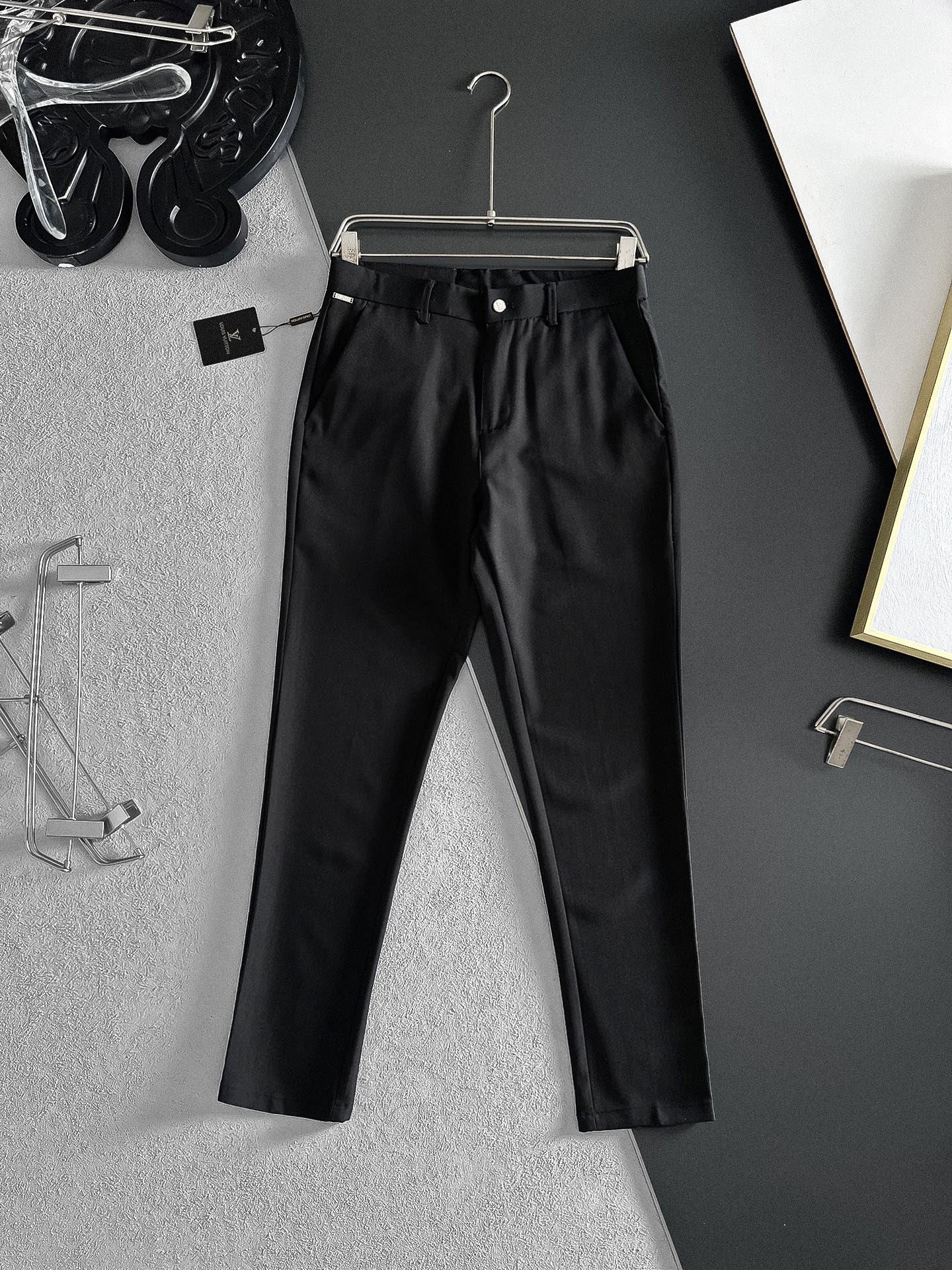 NO:918849,LV Louis Vuitton casual pants, trousers, new style, four seasons, special fabric for advanced custom pants, customized original hardware, heavy craftsmanship, fine turning and routing, customized fabric, soft and comfortable, significant texture, exquisite accessories, excellent upper body effect, complete three standards, standard size 29-38, no 35 (shipped next day),, louis vuitton, louis vuitton,19860909LV路易威登 休闲裤 西裤 新款 四季款 高级定制裤子专用面料 定制原版五金 重工工艺打造 车工走线精细 定制面料 柔软舒适 质感显著 辅料精美 上身效果超赞 三标齐全 标准尺码29-38,无35（隔天出货）,,louis vuitton,louis vuitton,,Men's clothing
