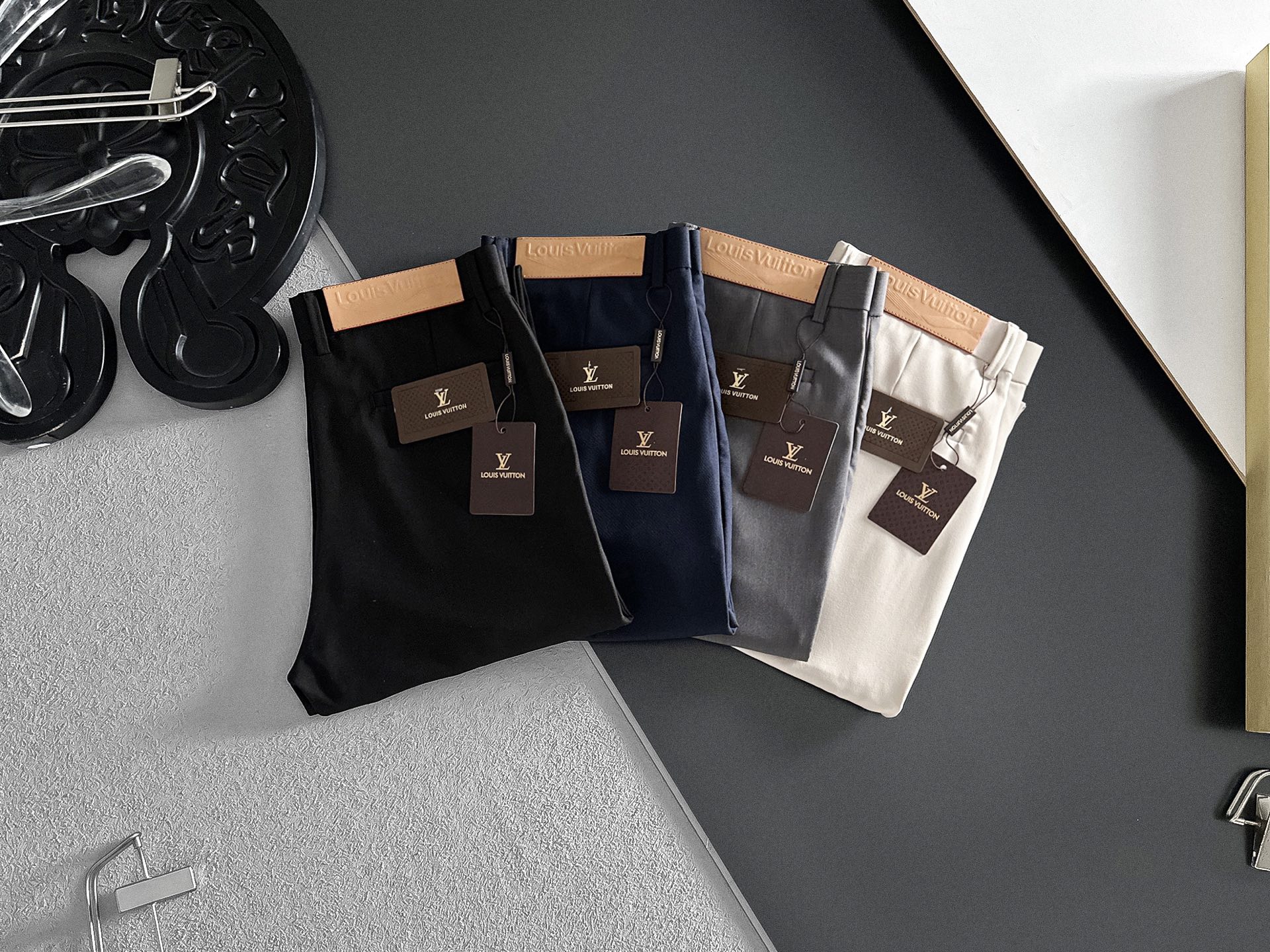 NO:918845,LV Louis Vuitton casual pants, trousers, new style, four seasons, special fabric for advanced custom pants, customized original hardware, heavy craftsmanship, fine turning and routing, customized fabric, soft and comfortable, significant texture, exquisite accessories, excellent upper body effect, complete three standards, standard size 29-38, no 35 (shipped next day),, louis vuitton, louis vuitton,19860909LV路易威登 休闲裤 西裤 新款 四季款 高级定制裤子专用面料 定制原版五金 重工工艺打造 车工走线精细 定制面料 柔软舒适 质感显著 辅料精美 上身效果超赞 三标齐全 标准尺码29-38,无35（隔天出货）,,louis vuitton,louis vuitton,,Men's clothing