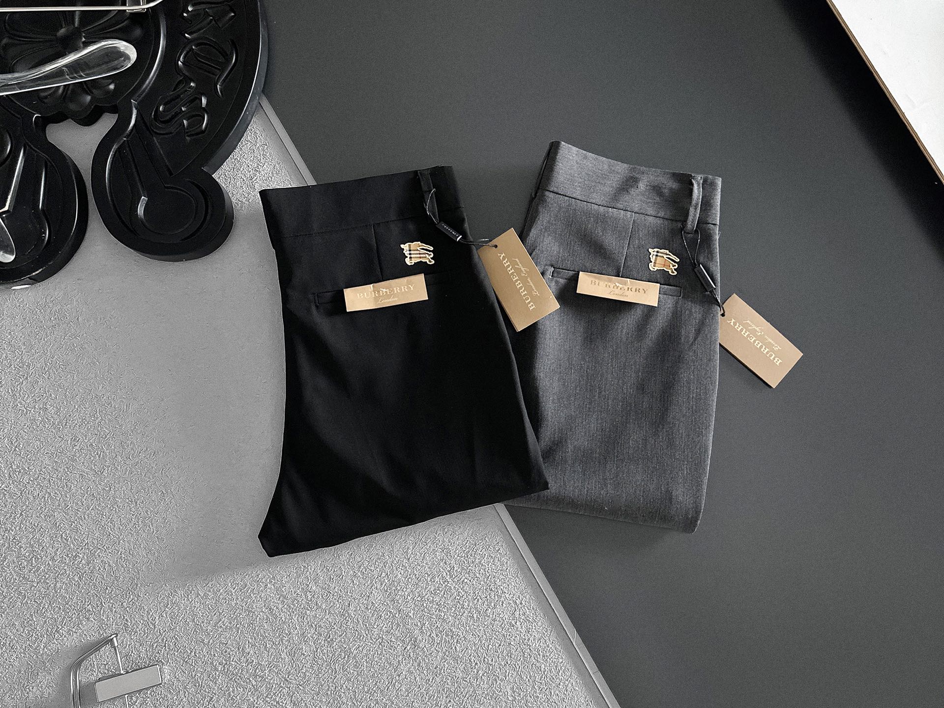 NO:863449,BURBERRY casual pants, trousers, new style, four seasons, special fabric for advanced custom pants, customized original hardware, heavy craftsmanship, fine lathe wiring, customized fabric, soft and comfortable, significant texture, exquisite accessories, great upper body effect, complete three standards, standard size 29-36, no 35 (shipped next day),, burberry, burberry,19860909BURBERRY巴宝莉 休闲裤 西裤 新款 四季款 高级定制裤子专用面料 定制原版五金 重工工艺打造 车工走线精细 定制面料 柔软舒适 质感显著 辅料精美 上身效果超赞 三标齐全 标准尺码29-36,无35（隔天出货）,,burberry,burberry,,Men's clothing