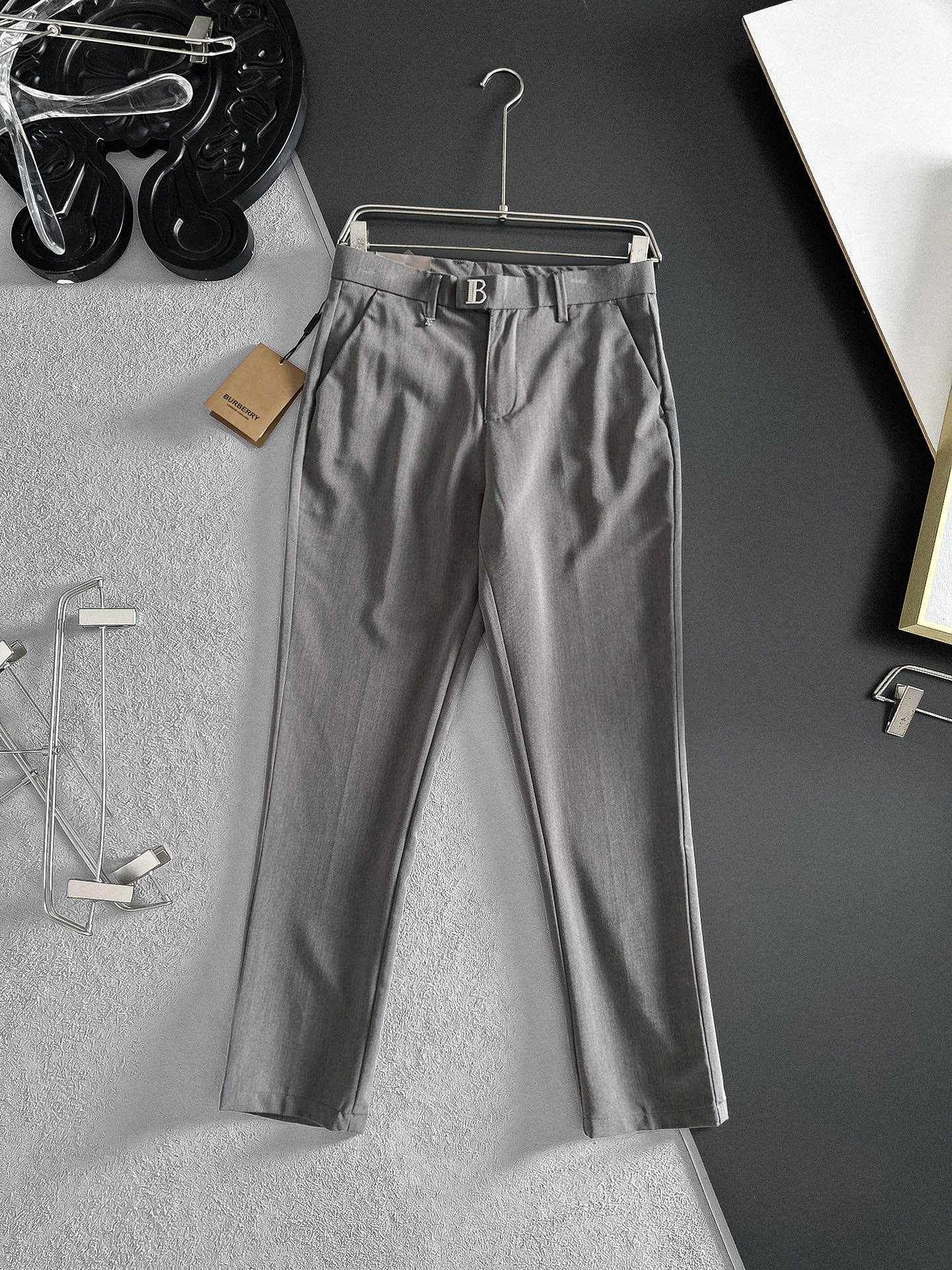 NO:520529,BURBERRY Casual Pants Trousers 2025SS Spring and Summer New Style, High-end Customized Pants Special Fabrics Customized Original Hardware Creation of Heavy Industry Technology Fine Tracking Customized Fabrics Soft and Comfortable, Remarkable Texture, Exquisite Accessories, Excellent Top Body Effect, Complete Three Standards Standard Sizes 29-36, No 35 (Shipping the next day),,burberry,burberry,alexander wang19860909BURBERRY巴宝莉 休闲裤 西裤2025SS春夏新款 高级定制裤子专用面料 定制原版五金 重工工艺打造 车工走线精细 定制面料 柔软舒适 质感显著 辅料精美 上身效果超赞 三标齐全 标准尺码29-36,无35（隔天出货）,,burberry,burberry,alexander wang,Men's clothing