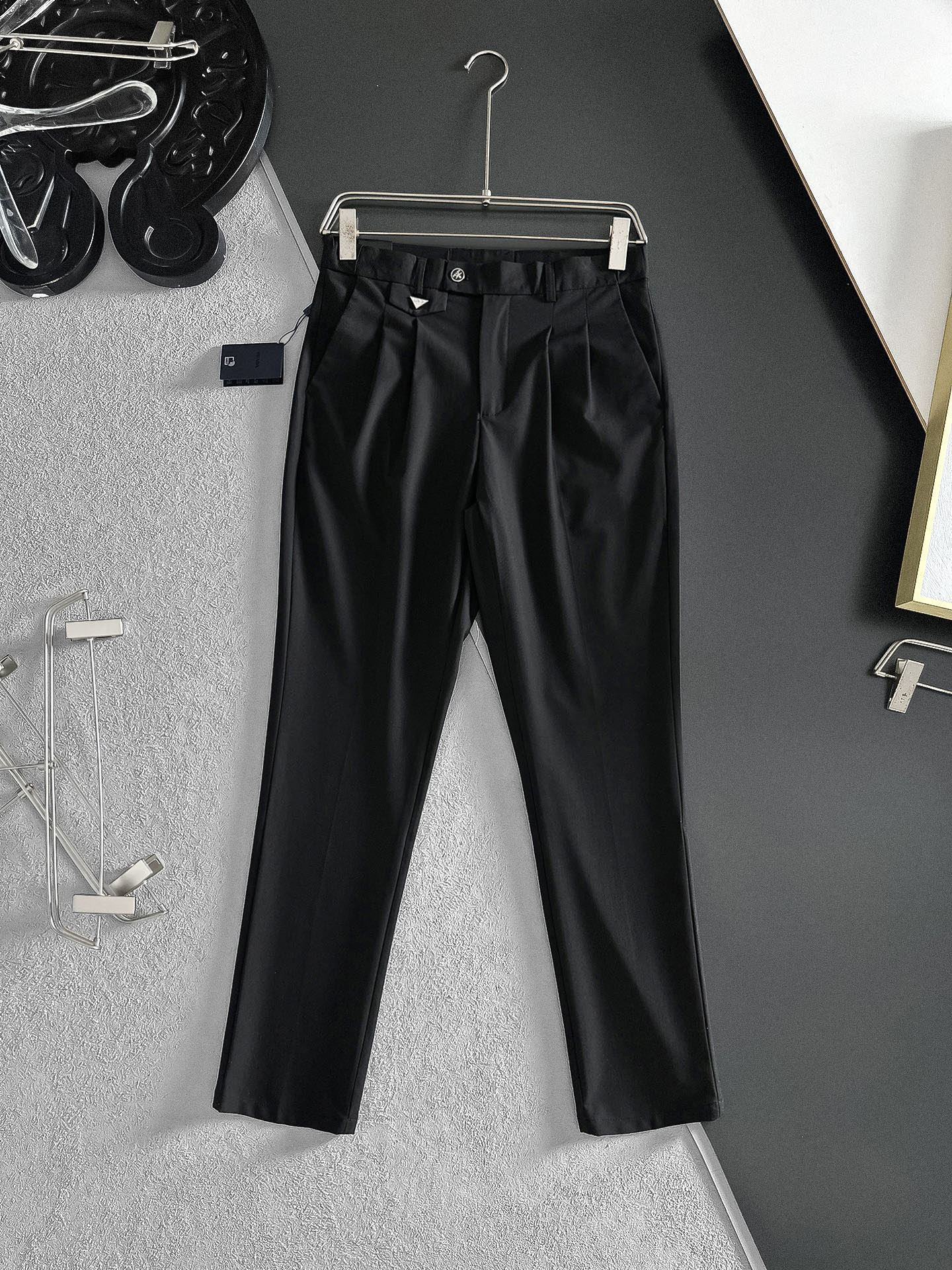NO:863471,PRADA Casual pants, trousers, new style, four seasons, special fabric for advanced custom trousers, customized original hardware, heavy craftsmanship, fine turning and wiring, customized fabric, soft and comfortable, significant texture, exquisite accessories, great upper body effect, complete three standards, standard size 29-36, no 35 (shipped next day),, prada, prada,19860909PRADA普拉达 休闲裤 西裤 新款 四季款 高级定制裤子专用面料 定制原版五金 重工工艺打造 车工走线精细 定制面料 柔软舒适 质感显著 辅料精美 上身效果超赞 三标齐全 标准尺码29-36,无35（隔天出货）,,prada,prada,,Men's clothing