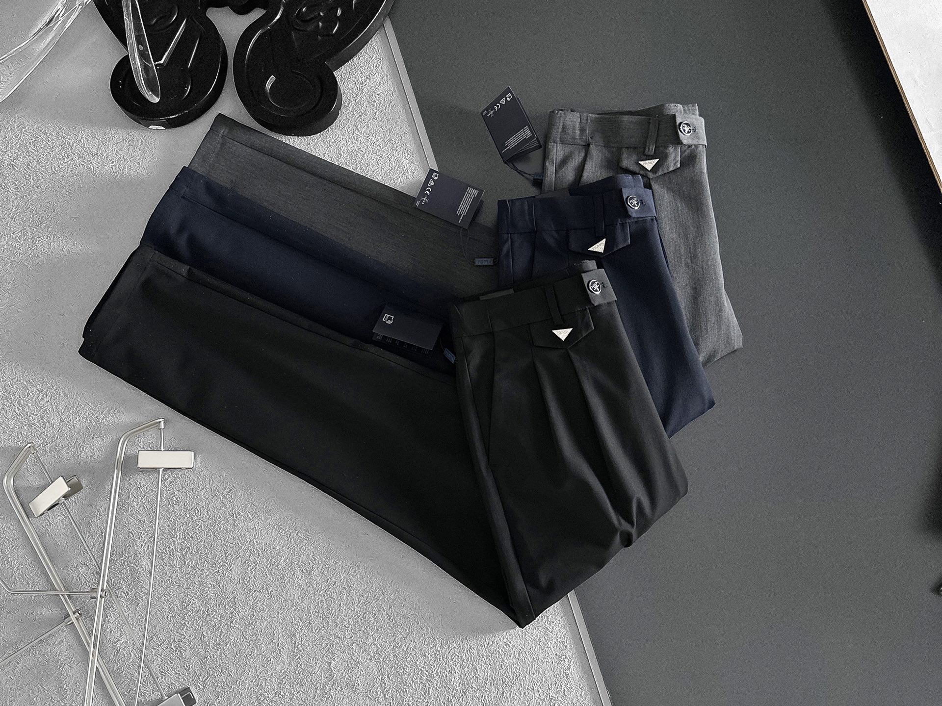 NO:863490,PRADA Casual pants, trousers, new style, four seasons, special fabric for advanced custom trousers, customized original hardware, heavy craftsmanship, fine turning and wiring, customized fabric, soft and comfortable, significant texture, exquisite accessories, great upper body effect, complete three standards, standard size 29-36, no 35 (shipped next day),, prada, prada,19860909PRADA普拉达 休闲裤 西裤 新款 四季款 高级定制裤子专用面料 定制原版五金 重工工艺打造 车工走线精细 定制面料 柔软舒适 质感显著 辅料精美 上身效果超赞 三标齐全 标准尺码29-36,无35（隔天出货）,,prada,prada,,Men's clothing