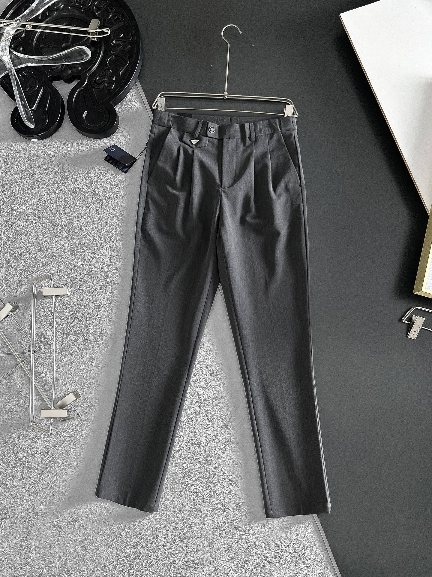 NO:520532,PRADA casual pants trousers 2025SS spring and summer new style, high-end custom pants special fabric, custom original hardware, heavy industry technology, fine line, custom fabric, soft and comfortable, significant texture, exquisite auxiliary materials, excellent upper body effect, complete three standards, standard sizes 29-36, no 35 (shipped the next day),, prada, prada, alexander wang19860909PRADA普拉达 休闲裤 西裤2025SS春夏新款 高级定制裤子专用面料 定制原版五金 重工工艺打造 车工走线精细 定制面料 柔软舒适 质感显著 辅料精美 上身效果超赞 三标齐全 标准尺码29-36,无35（隔天出货）,,prada,prada,alexander wang,Men's clothing