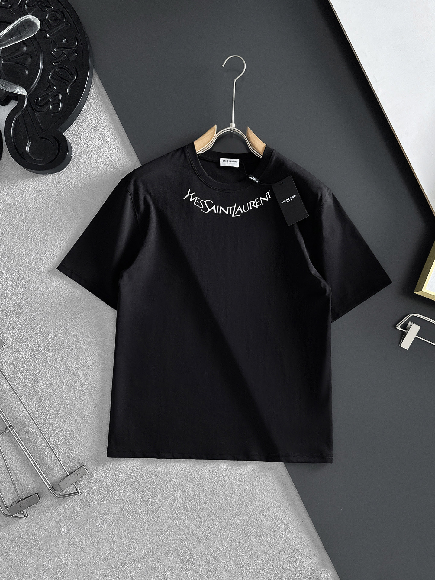 NO:479974,The latest short-sleeved T-shirt in 2025ss Spring and Summer is shipped!  !  2025 new T-shirt, high-version special fabric, high-weight pure cotton wool fabric, comfortable and wide-body, stitching embroidery, digital printing, flocking technology, men and women, loose style, fine workmanship, comfortable upper body, super handsome upper body, men and women, same M-3XL,,T-shirt,tees, t-shirt,alexander wang198609092025ss春夏最新款短袖T恤出货啦！！ 2025新款T恤 高版本专用面料 高克重纯棉丝光面料 上身舒适不失挺阔 针脚刺绣工艺、数字印花、植绒工艺,男女同款 宽松版型 做工走线精细 面料上身舒适 超帅上身 男女同款M-3XL,,T-shirt,tees，t-shirt,alexander wang,Men's clothing