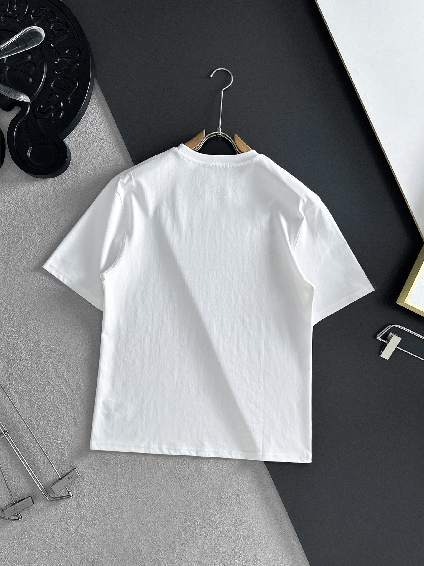 NO:479981,The latest short-sleeved T-shirt in 2025ss Spring and Summer is shipped!  !  2025 new T-shirt, high-version special fabric, high-weight pure cotton wool fabric, comfortable and wide-body, stitching embroidery, digital printing, flocking technology, men and women, loose style, fine workmanship, comfortable upper body, super handsome upper body, men and women, same M-3XL,,,T-shirt,tees, t-shirt,alexander wang198609092025ss春夏最新款短袖T恤出货啦！！ 2025新款T恤 高版本专用面料 高克重纯棉丝光面料 上身舒适不失挺阔 针脚刺绣工艺、数字印花、植绒工艺,男女同款 宽松版型 做工走线精细 面料上身舒适 超帅上身 男女同款M-3XL,,,T-shirt,tees，t-shirt,alexander wang,Men's clothing