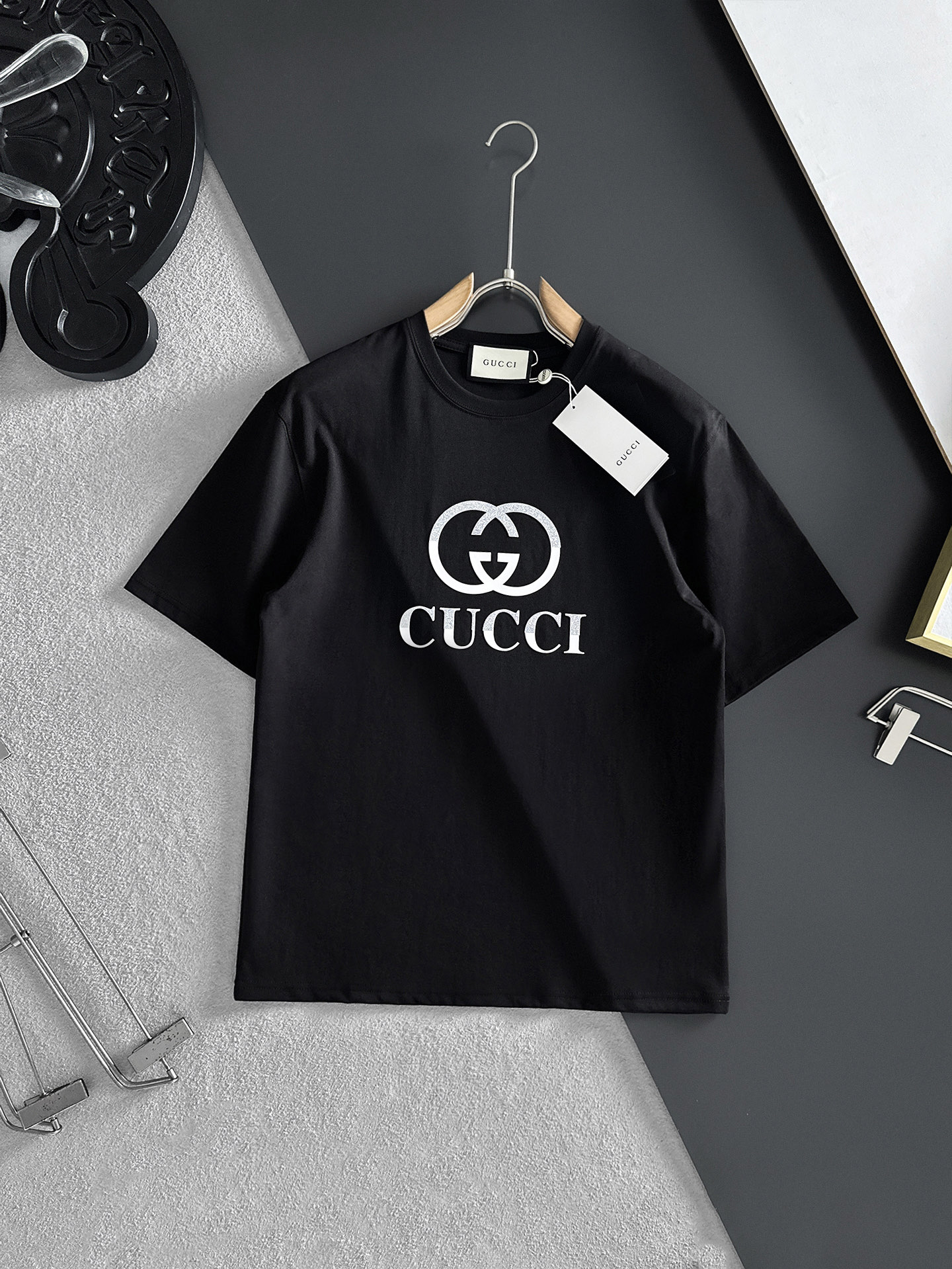 NO:479988,The latest short-sleeved T-shirt in 2025ss Spring and Summer is shipped!  !  2025 new T-shirt, high-version special fabric, high-weight pure cotton wool fabric, comfortable and wide-body, stitching embroidery, digital printing, flocking technology, men and women, loose style, fine workmanship, comfortable upper body, super handsome upper body, men and women, same M-3XL,,T-shirt,tees, t-shirt,alexander wang198609092025ss春夏最新款短袖T恤出货啦！！ 2025新款T恤 高版本专用面料 高克重纯棉丝光面料 上身舒适不失挺阔 针脚刺绣工艺、数字印花、植绒工艺,男女同款 宽松版型 做工走线精细 面料上身舒适 超帅上身 男女同款M-3XL,,T-shirt,tees，t-shirt,alexander wang,Men's clothing