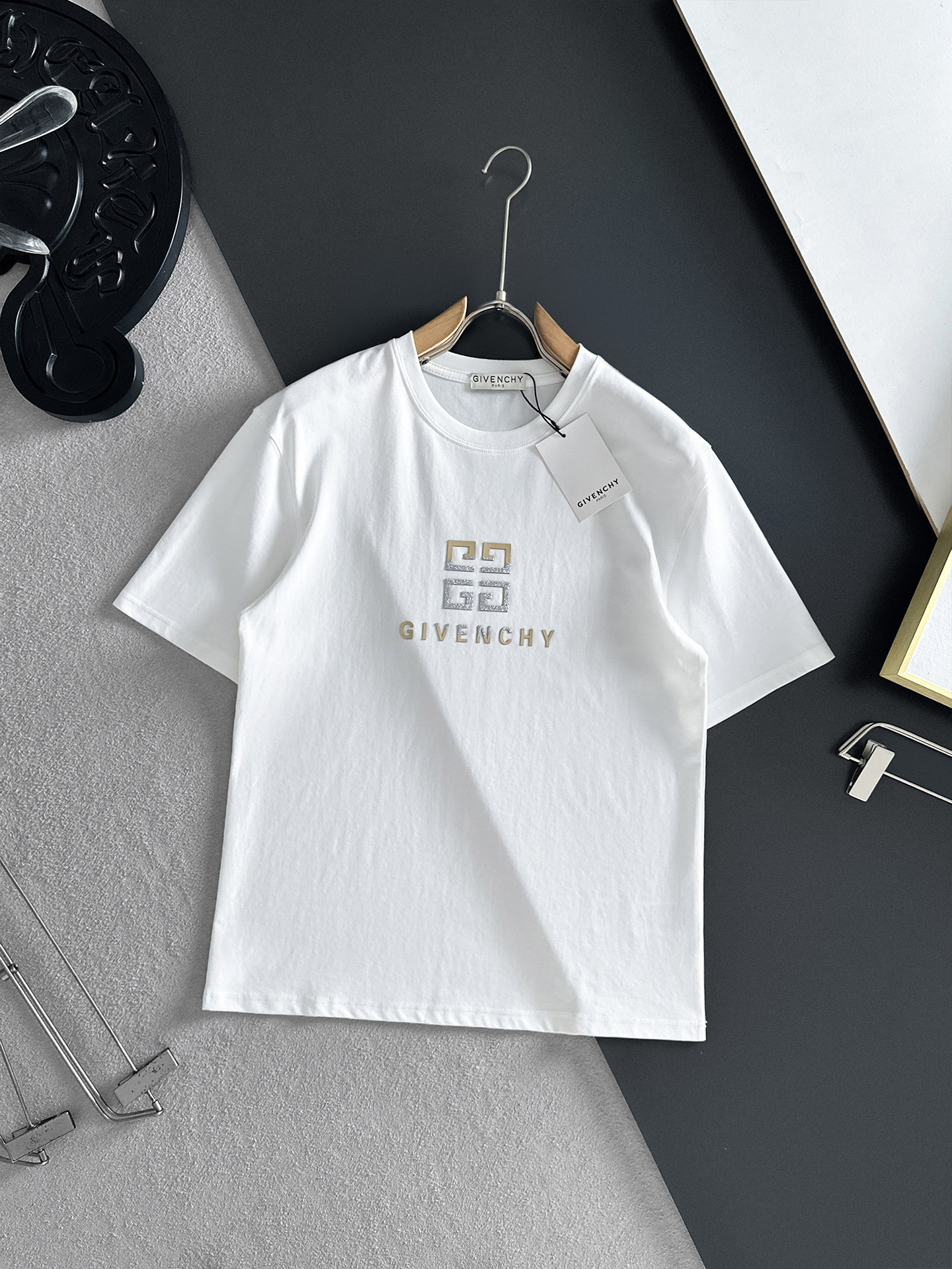 NO:479994,The latest short-sleeved T-shirt in 2025ss Spring and Summer is shipped!  !  2025 new T-shirt, high-version special fabric, high-weight pure cotton wool fabric, comfortable and wide-body, stitching embroidery, digital printing, flocking technology, men and women, loose style, fine workmanship, comfortable upper body, super handsome upper body, men and women, same M-3XL,,,T-shirt,tees, t-shirt,alexander wang198609092025ss春夏最新款短袖T恤出货啦！！ 2025新款T恤 高版本专用面料 高克重纯棉丝光面料 上身舒适不失挺阔 针脚刺绣工艺、数字印花、植绒工艺,男女同款 宽松版型 做工走线精细 面料上身舒适 超帅上身 男女同款M-3XL,,,T-shirt,tees，t-shirt,alexander wang,Men's clothing