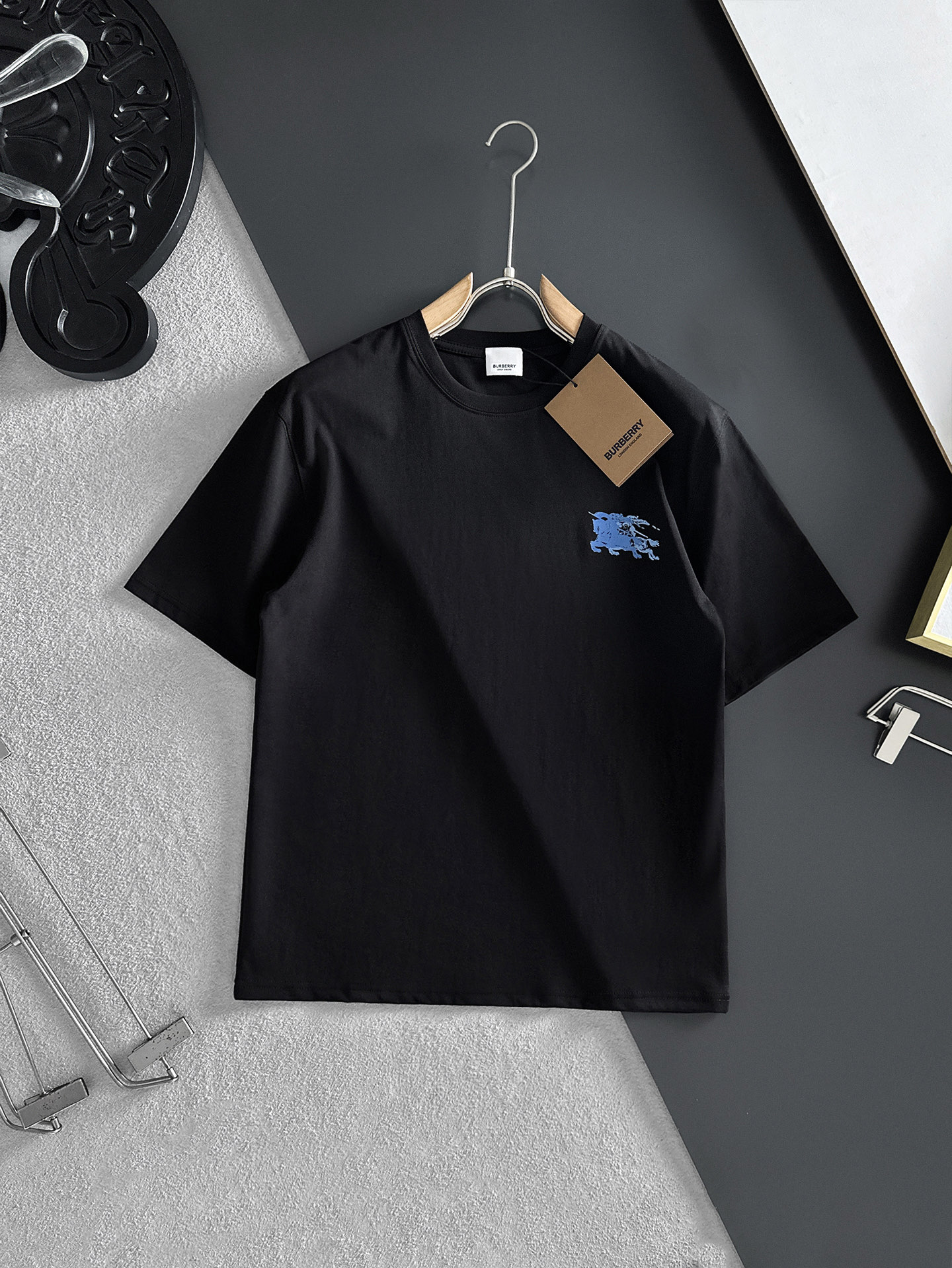 NO:479998,The latest short-sleeved T-shirt in 2025ss Spring and Summer is shipped!  !  2025 new T-shirt, high-version special fabric, high-weight pure cotton wool fabric, comfortable and wide-body, stitching embroidery, digital printing, flocking technology, men and women, loose style, fine workmanship, comfortable upper body, super handsome upper body, men and women, same M-3XL,,T-shirt,tees, t-shirt,alexander wang198609092025ss春夏最新款短袖T恤出货啦！！ 2025新款T恤 高版本专用面料 高克重纯棉丝光面料 上身舒适不失挺阔 针脚刺绣工艺、数字印花、植绒工艺,男女同款 宽松版型 做工走线精细 面料上身舒适 超帅上身 男女同款M-3XL,,T-shirt,tees，t-shirt,alexander wang,Men's clothing