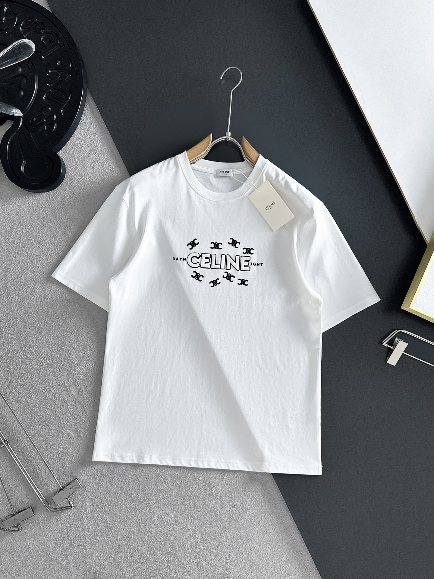 NO:480003,The latest short-sleeved T-shirt in 2025ss Spring and Summer is shipped!  !  2025 new T-shirt, high-version special fabric, high-weight pure cotton wool fabric, comfortable and wide-body, stitching embroidery, digital printing, flocking technology, men and women, loose style, fine workmanship, comfortable upper body, super handsome upper body, men and women, same M-3XL,,,T-shirt,tees, t-shirt,alexander wang198609092025ss春夏最新款短袖T恤出货啦！！ 2025新款T恤 高版本专用面料 高克重纯棉丝光面料 上身舒适不失挺阔 针脚刺绣工艺、数字印花、植绒工艺,男女同款 宽松版型 做工走线精细 面料上身舒适 超帅上身 男女同款M-3XL,,,T-shirt,tees，t-shirt,alexander wang,Men's clothing