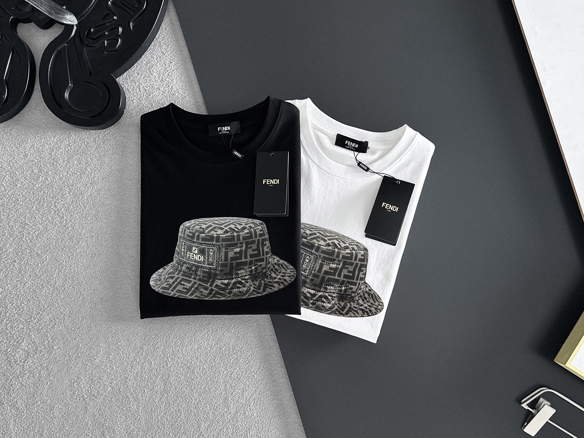 NO:455286,The latest short-sleeved T-shirt in 2025ss Spring and Summer is shipped!  !  2025 new T-shirt, high-version special fabric, high-weight pure cotton wool fabric, comfortable and wide-body, stitching embroidery, digital printing, flocking technology, men and women, loose style, fine workmanship, comfortable upper body, super handsome upper body, men and women, same M-3XL,,,T-shirt,tees, t-shirt,alexander wang198609092025ss春夏最新款短袖T恤出货啦！！ 2025新款T恤 高版本专用面料 高克重纯棉丝光面料 上身舒适不失挺阔 针脚刺绣工艺、数字印花、植绒工艺,男女同款 宽松版型 做工走线精细 面料上身舒适 超帅上身 男女同款M-3XL,,,T-shirt,tees，t-shirt,alexander wang,Men's clothing