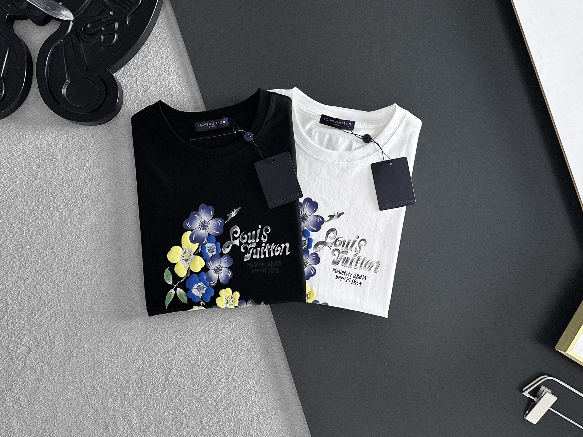 NO:455280,The latest short-sleeved T-shirt in 2025ss Spring and Summer is shipped!  !  2025 new T-shirt, high-version special fabric, high-weight pure cotton wool fabric, comfortable and wide-body, stitching embroidery, digital printing, flocking technology, men and women, loose style, fine workmanship, comfortable upper body, super handsome upper body, men and women, same M-3XL,,T-shirt,tees, t-shirt,alexander wang198609092025ss春夏最新款短袖T恤出货啦！！ 2025新款T恤 高版本专用面料 高克重纯棉丝光面料 上身舒适不失挺阔 针脚刺绣工艺、数字印花、植绒工艺,男女同款 宽松版型 做工走线精细 面料上身舒适 超帅上身 男女同款M-3XL,,T-shirt,tees，t-shirt,alexander wang,Men's clothing