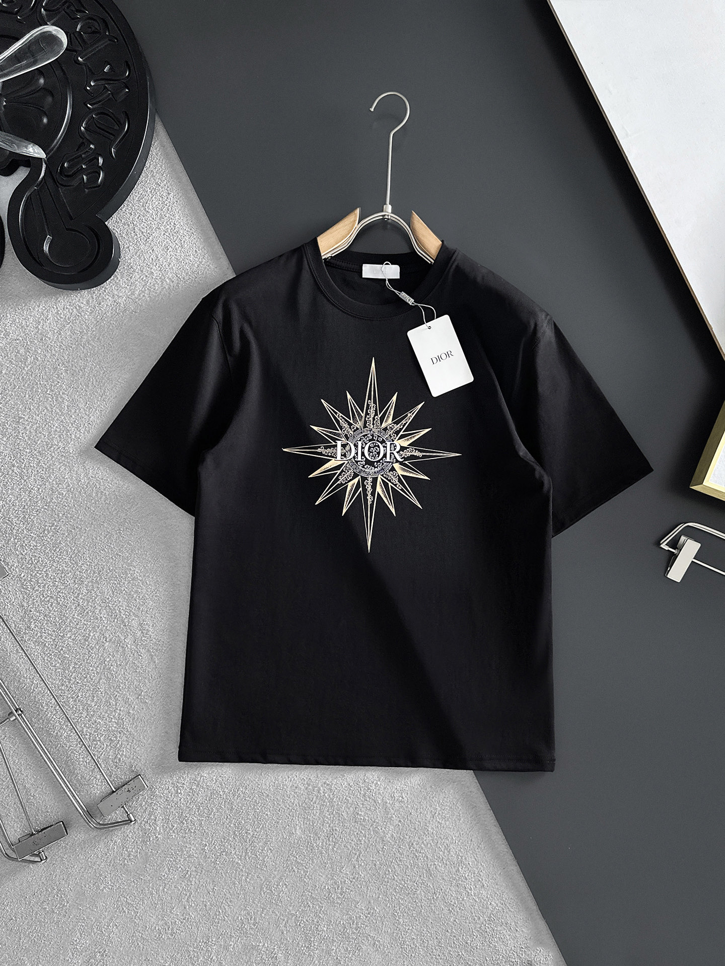 NO:480008,The latest short-sleeved T-shirt in 2025ss Spring and Summer is shipped!  !  2025 new T-shirt, high-version special fabric, high-weight pure cotton wool fabric, comfortable and wide-body, stitching embroidery, digital printing, flocking technology, men and women, loose style, fine workmanship, comfortable upper body, super handsome upper body, men and women, same M-3XL,,T-shirt,tees, t-shirt,alexander wang198609092025ss春夏最新款短袖T恤出货啦！！ 2025新款T恤 高版本专用面料 高克重纯棉丝光面料 上身舒适不失挺阔 针脚刺绣工艺、数字印花、植绒工艺,男女同款 宽松版型 做工走线精细 面料上身舒适 超帅上身 男女同款M-3XL,,T-shirt,tees，t-shirt,alexander wang,Men's clothing