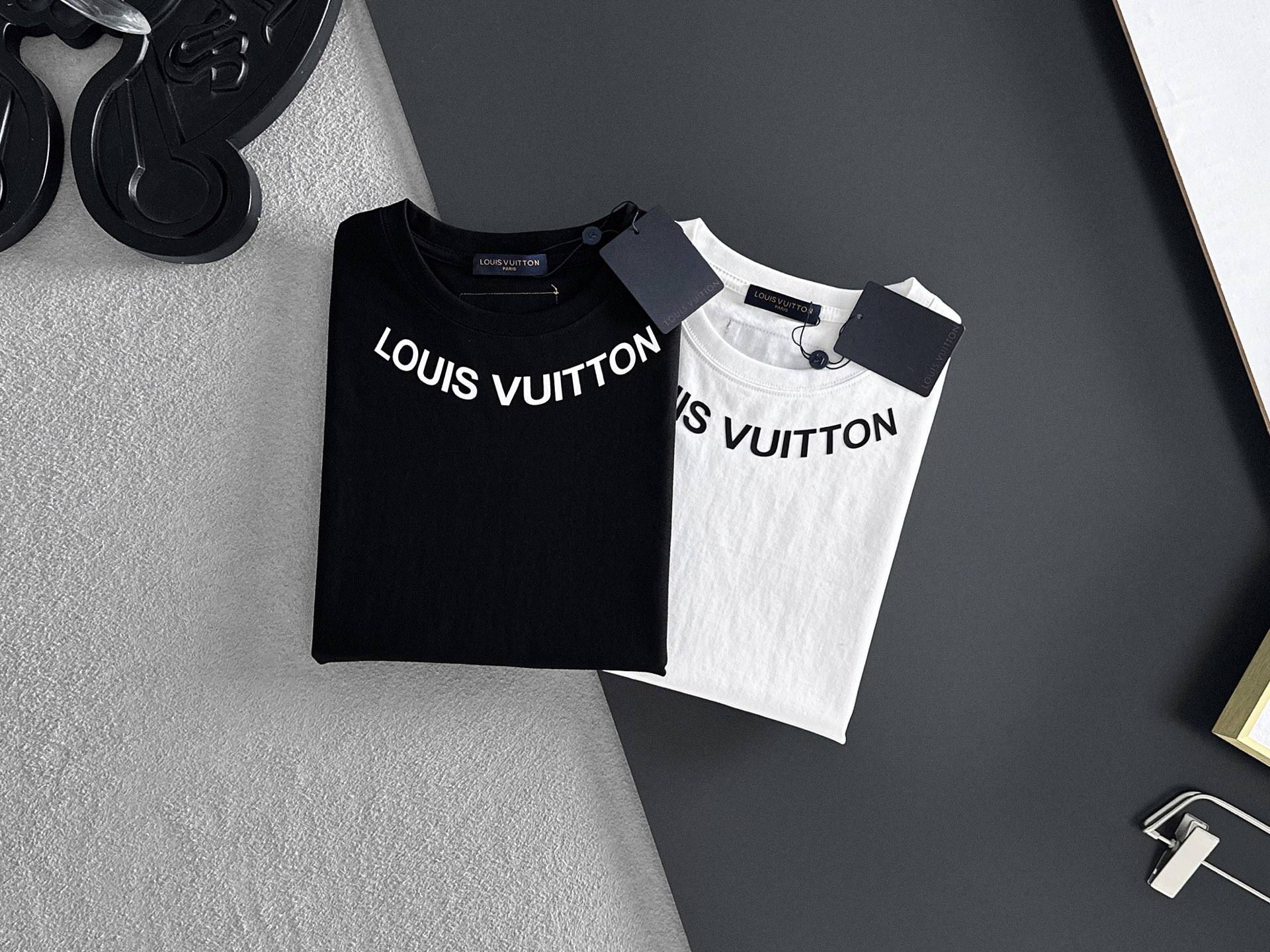 NO:456123,The latest short-sleeved T-shirt in 2025ss Spring and Summer is shipped!  !  2025 new T-shirt, high-version special fabric, high-weight pure cotton wool fabric, comfortable and wide-body, stitching embroidery, digital printing, flocking technology, men and women, loose style, fine workmanship, comfortable upper body, super handsome upper body, men and women, same M-3XL,,T-shirt,tees, t-shirt,alexander wang198609092025ss春夏最新款短袖T恤出货啦！！ 2025新款T恤 高版本专用面料 高克重纯棉丝光面料 上身舒适不失挺阔 针脚刺绣工艺、数字印花、植绒工艺,男女同款 宽松版型 做工走线精细 面料上身舒适 超帅上身 男女同款M-3XL,,T-shirt,tees，t-shirt,alexander wang,Men's clothing