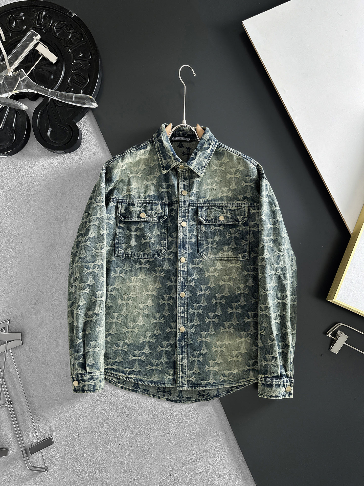 NO:877299,CH Croixin long-sleeved shirt-style denim jacket is made of imported denim fabric, logo jacquard, heavy industrial washing, shirt-type top jacket, embellished with hardware buttons, crisp and stylish, unique angle new interpretation, fashionable and versatile choice!  Size M-3XL,,chrome hearts,jackets & coats,19860909CH克罗心 长袖衬衣款牛仔外套 精选进口丹宁牛仔面料,logo提花,重工洗水,衬衣型上衣外套,五金纽扣点缀,挺括有型,独有的角度全新演绎 时尚百搭首选！码数M-3XL,,chrome hearts,jackets & coats,,Men's clothing