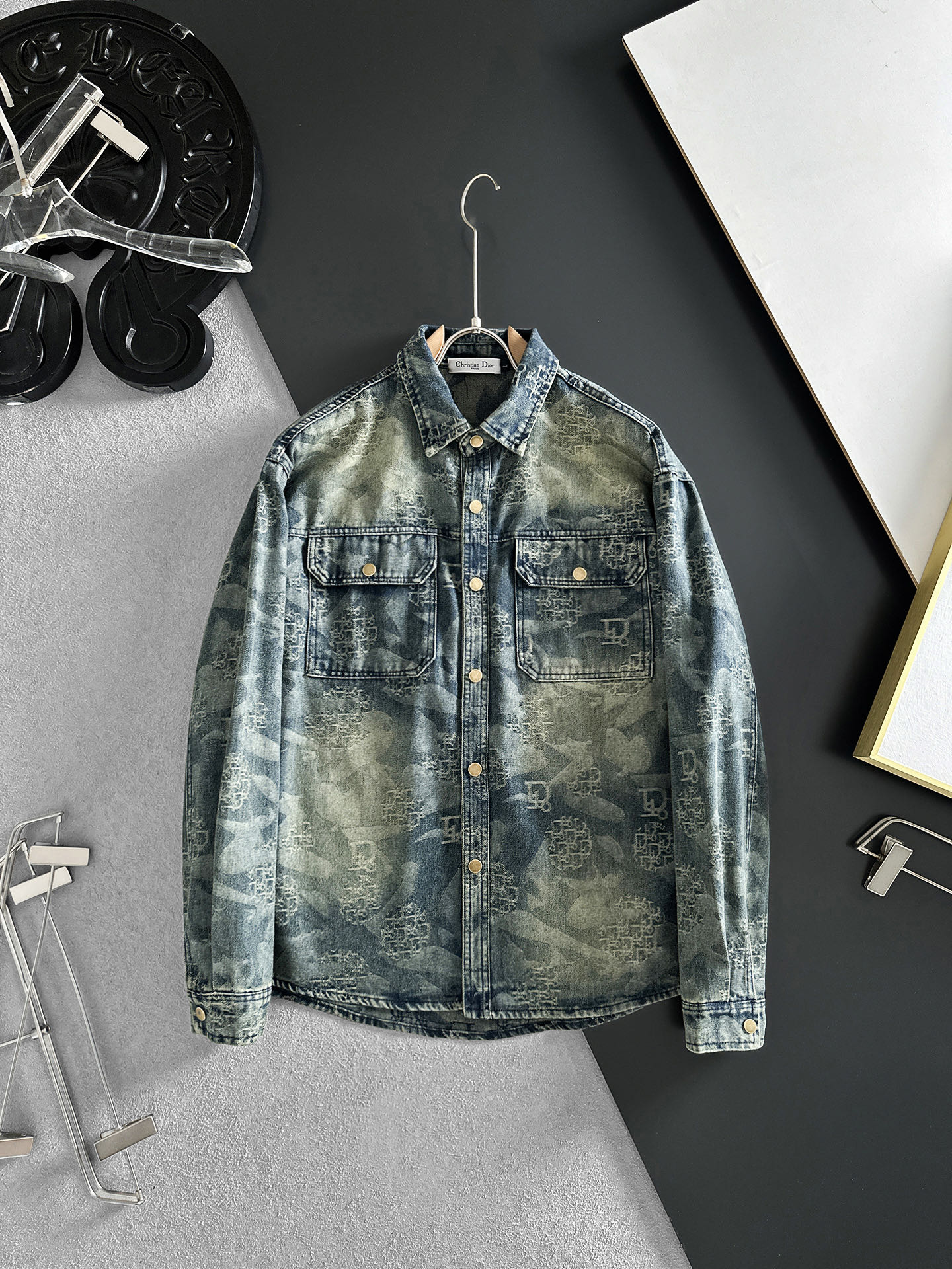 NO:877293,DIOR Dior long-sleeved shirt-style denim jacket is made of imported denim denim fabric, logo jacquard, heavy-duty washing, shirt-type top jacket, embellished with hardware buttons, crisp and stylish, a unique new interpretation of the angle, fashionable and versatile choice!  Size M-3XL,,dior,dior,jackets & coats,19860909DIOR迪奥 长袖衬衣款牛仔外套 精选进口丹宁牛仔面料,logo提花,重工洗水,衬衣型上衣外套,五金纽扣点缀,挺括有型,独有的角度全新演绎 时尚百搭首选！码数M-3XL,,dior,dior,jackets & coats,,Men's clothing