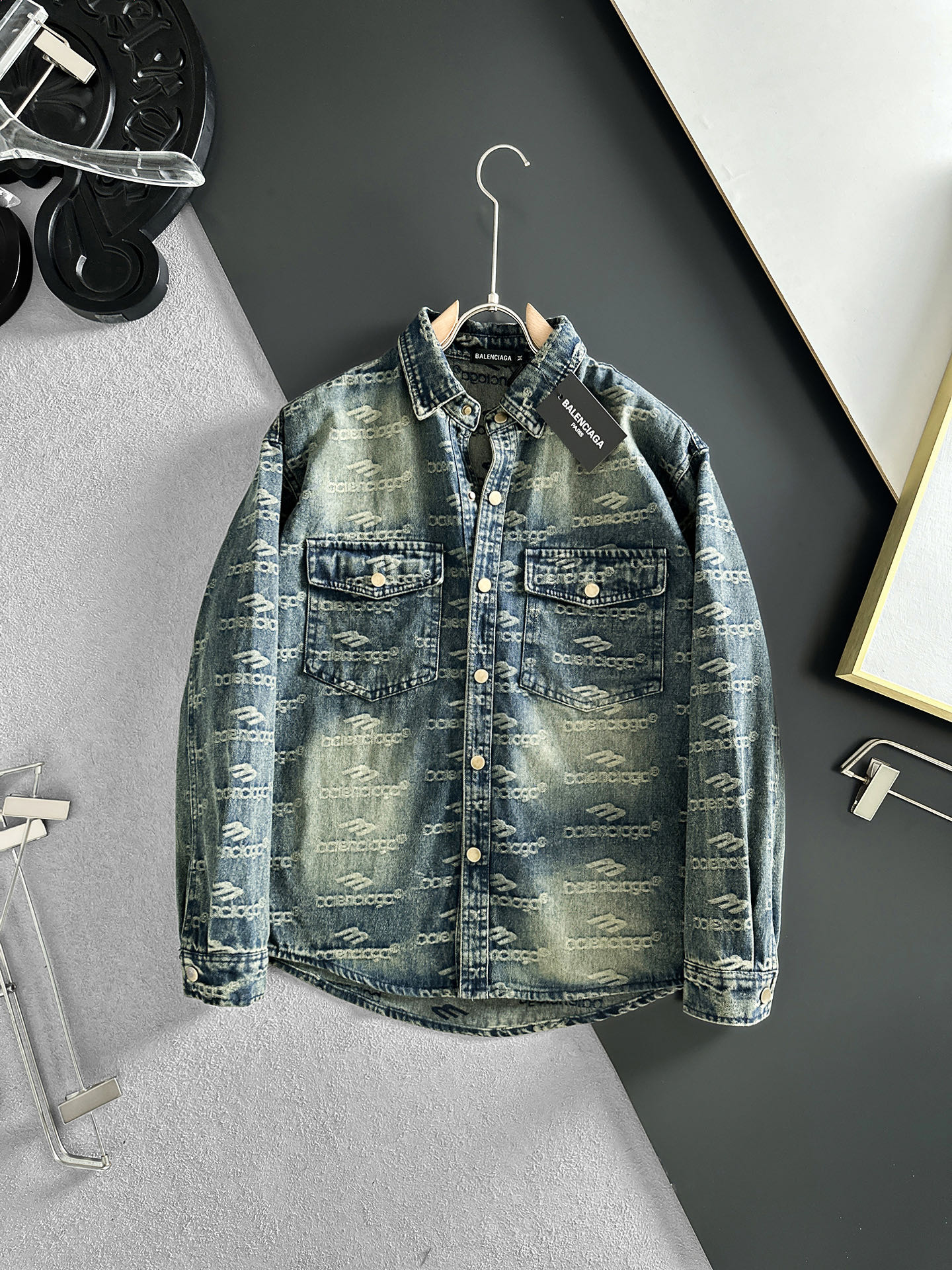 NO:877288,BALENCIAGA Balenciaga long-sleeved shirt-style denim jacket is made of imported denim denim fabric, logo jacquard, heavy industrial washing, shirt-type top jacket, embellished with hardware buttons, crisp and stylish, unique angle new interpretation, fashionable and versatile first choice!  Size M-3XL,,balenciaga,balenciaga,jackets & coats,19860909BALENCIAGA巴黎世家 长袖衬衣款牛仔外套 精选进口丹宁牛仔面料,logo提花,重工洗水,衬衣型上衣外套,五金纽扣点缀,挺括有型,独有的角度全新演绎 时尚百搭首选！码数M-3XL,,balenciaga,balenciaga,jackets & coats,,Men's clothing