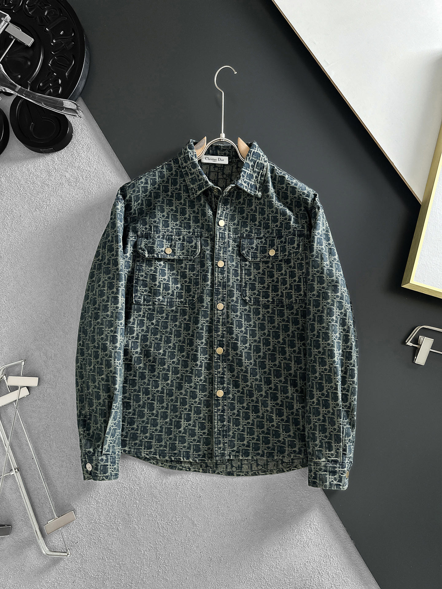 NO:937871,DIOR Dior long-sleeved shirt-style denim jacket is made of imported denim denim fabric, logo jacquard, heavy-duty washing, shirt-type top jacket, embellished with hardware buttons, crisp and stylish, a unique new interpretation of the angle, fashionable and versatile choice!  Size M-3XL,,dior,dior,jackets & coats,19860909DIOR迪奥 长袖衬衣款牛仔外套 精选进口丹宁牛仔面料,logo提花,重工洗水,衬衣型上衣外套,五金纽扣点缀,挺括有型,独有的角度全新演绎 时尚百搭首选！码数M-3XL,,dior,dior,jackets & coats,,Men's clothing
