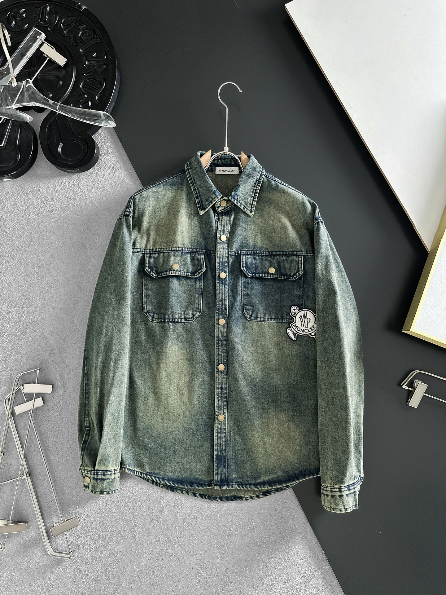 NO:877282,MONCLER muzzled long-sleeved shirt-style denim jacket is made of imported denim denim fabric, logo jacquard, heavy industrial washing, shirt-type top jacket, embellished with hardware buttons, crisp and stylish, a unique new interpretation of the angle, fashionable and versatile choice!  Size M-3XL,,Moncler,jackets & coats,19860909MONCLER蒙口 长袖衬衣款牛仔外套 精选进口丹宁牛仔面料,logo提花,重工洗水,衬衣型上衣外套,五金纽扣点缀,挺括有型,独有的角度全新演绎 时尚百搭首选！码数M-3XL,,Moncler,jackets & coats,,Men's clothing