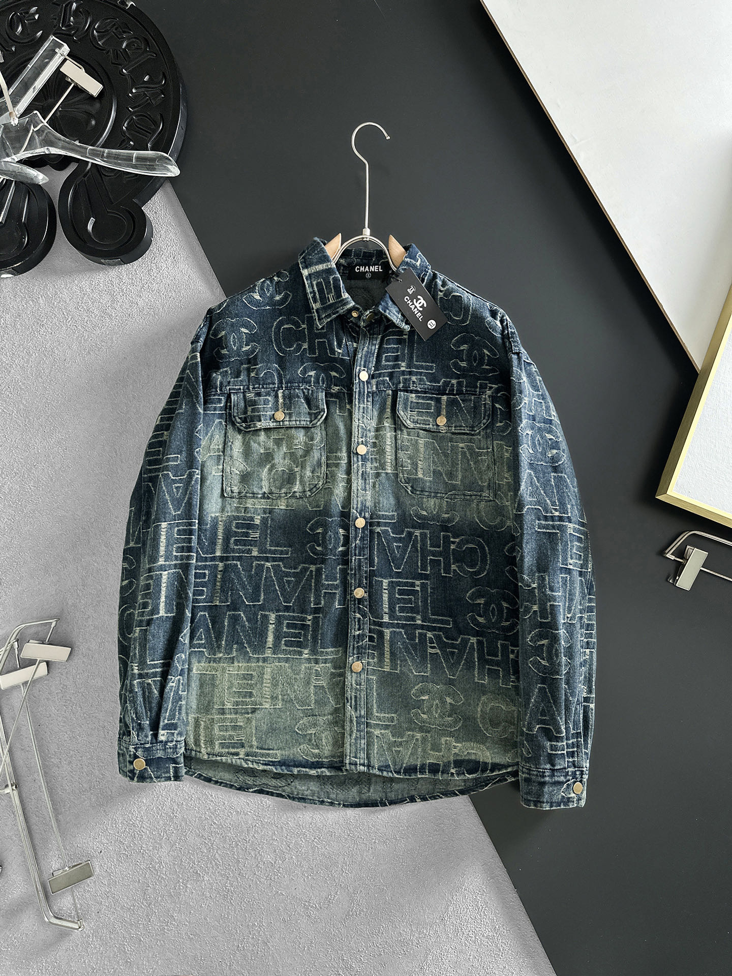 NO:877277,CHANEL Chanel long-sleeved shirt-style denim jacket is made of imported denim denim fabric, logo jacquard, heavy industrial washing, shirt-type top jacket, embellished with hardware buttons, crisp and stylish, a unique new interpretation of the angle, fashionable and versatile first choice!  Size M-3XL,,chanel,chanel,jackets & coats,19860909CHANEL香奈儿 长袖衬衣款牛仔外套 精选进口丹宁牛仔面料,logo提花,重工洗水,衬衣型上衣外套,五金纽扣点缀,挺括有型,独有的角度全新演绎 时尚百搭首选！码数M-3XL,,chanel,chanel,jackets & coats,,Men's clothing