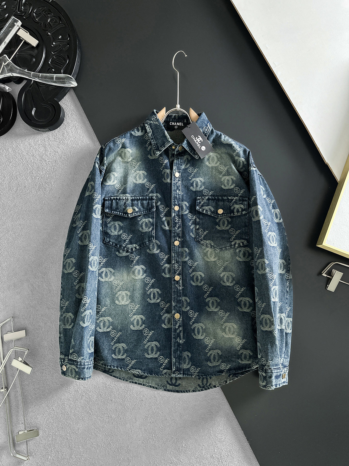 NO:937873,CHANEL Chanel long-sleeved shirt-style denim jacket is made of imported denim denim fabric, logo jacquard, heavy industrial washing, shirt-type top jacket, embellished with hardware buttons, crisp and stylish, a unique new interpretation of the angle, fashionable and versatile first choice!  Size M-3XL,,chanel,chanel,jackets & coats,19860909CHANEL香奈儿 长袖衬衣款牛仔外套 精选进口丹宁牛仔面料,logo提花,重工洗水,衬衣型上衣外套,五金纽扣点缀,挺括有型,独有的角度全新演绎 时尚百搭首选！码数M-3XL,,chanel,chanel,jackets & coats,,Men's clothing