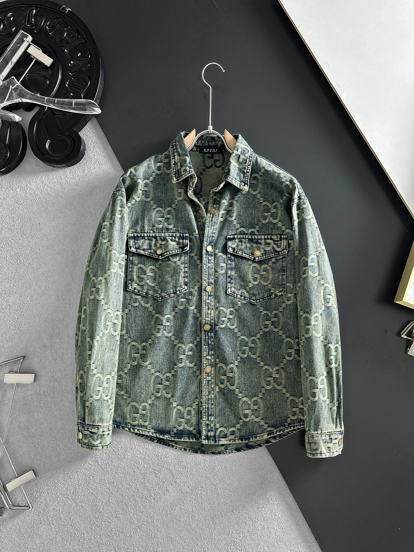 NO:877273,GUCCI Gucci long-sleeved shirt-style denim jacket is made of imported denim denim fabric, logo jacquard, heavy industrial washing, shirt-type top jacket, embellished with hardware buttons, crisp and stylish, unique angle new interpretation, fashionable and versatile first choice!  Size M-3XL,,gucci,jackets & coats,19860909GUCCI古奇 长袖衬衣款牛仔外套 精选进口丹宁牛仔面料,logo提花,重工洗水,衬衣型上衣外套,五金纽扣点缀,挺括有型,独有的角度全新演绎 时尚百搭首选！码数M-3XL,,gucci,jackets & coats,,Men's clothing