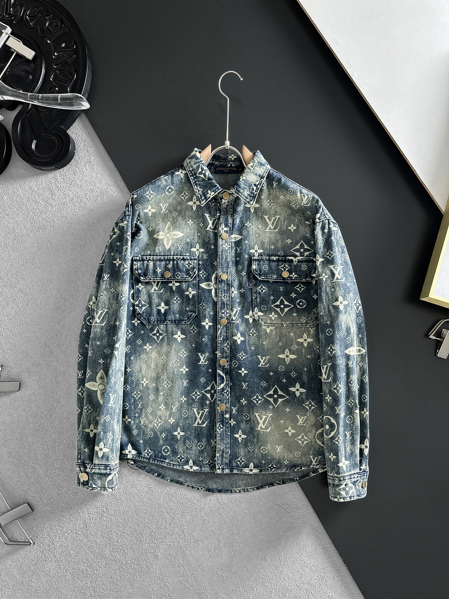 NO:846959,LV Louis Vuitton long-sleeved shirt-style denim jacket is made of imported denim denim fabric, logo jacquard, heavy industrial washing, shirt-type top jacket, embellished with hardware buttons, crisp and stylish, unique angle new interpretation, fashionable and versatile choice!  Size M-3XL,,louis vuitton,louis vuitton,jackets & coats,19860909LV路易威登 长袖衬衣款牛仔外套 精选进口丹宁牛仔面料,logo提花,重工洗水,衬衣型上衣外套,五金纽扣点缀,挺括有型,独有的角度全新演绎 时尚百搭首选！码数M-3XL,,louis vuitton,louis vuitton,jackets & coats,,Men's clothing