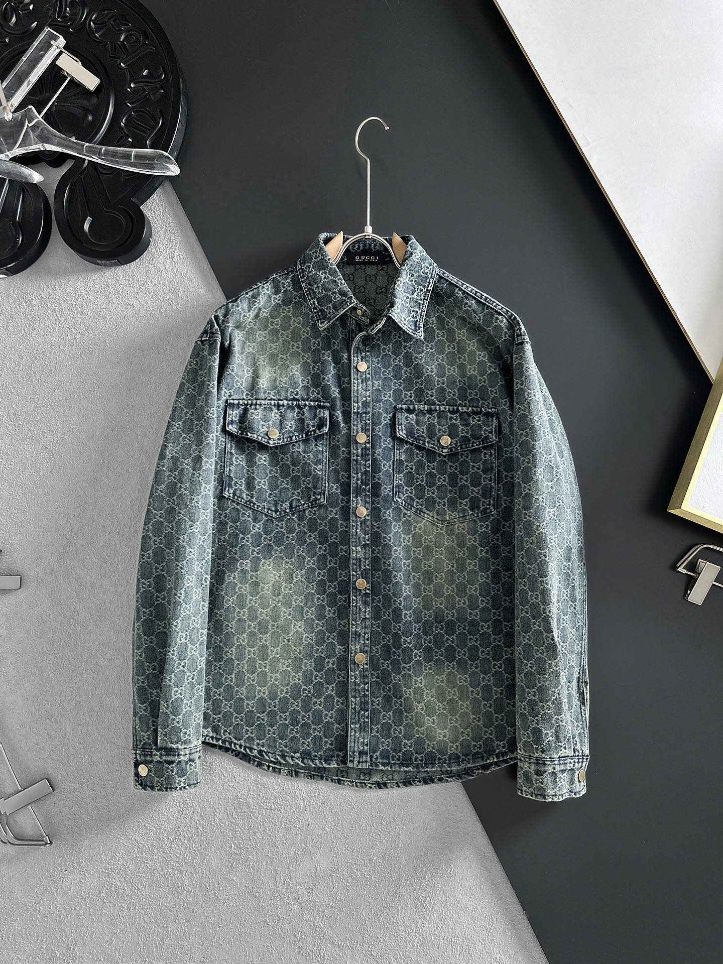 NO:937875,GUCCI Gucci long-sleeved shirt-style denim jacket is made of imported denim denim fabric, logo jacquard, heavy industrial washing, shirt-type top jacket, embellished with hardware buttons, crisp and stylish, unique angle new interpretation, fashionable and versatile first choice!  Size M-3XL,,gucci,jackets & coats,19860909GUCCI古奇 长袖衬衣款牛仔外套 精选进口丹宁牛仔面料,logo提花,重工洗水,衬衣型上衣外套,五金纽扣点缀,挺括有型,独有的角度全新演绎 时尚百搭首选！码数M-3XL,,gucci,jackets & coats,,Men's clothing