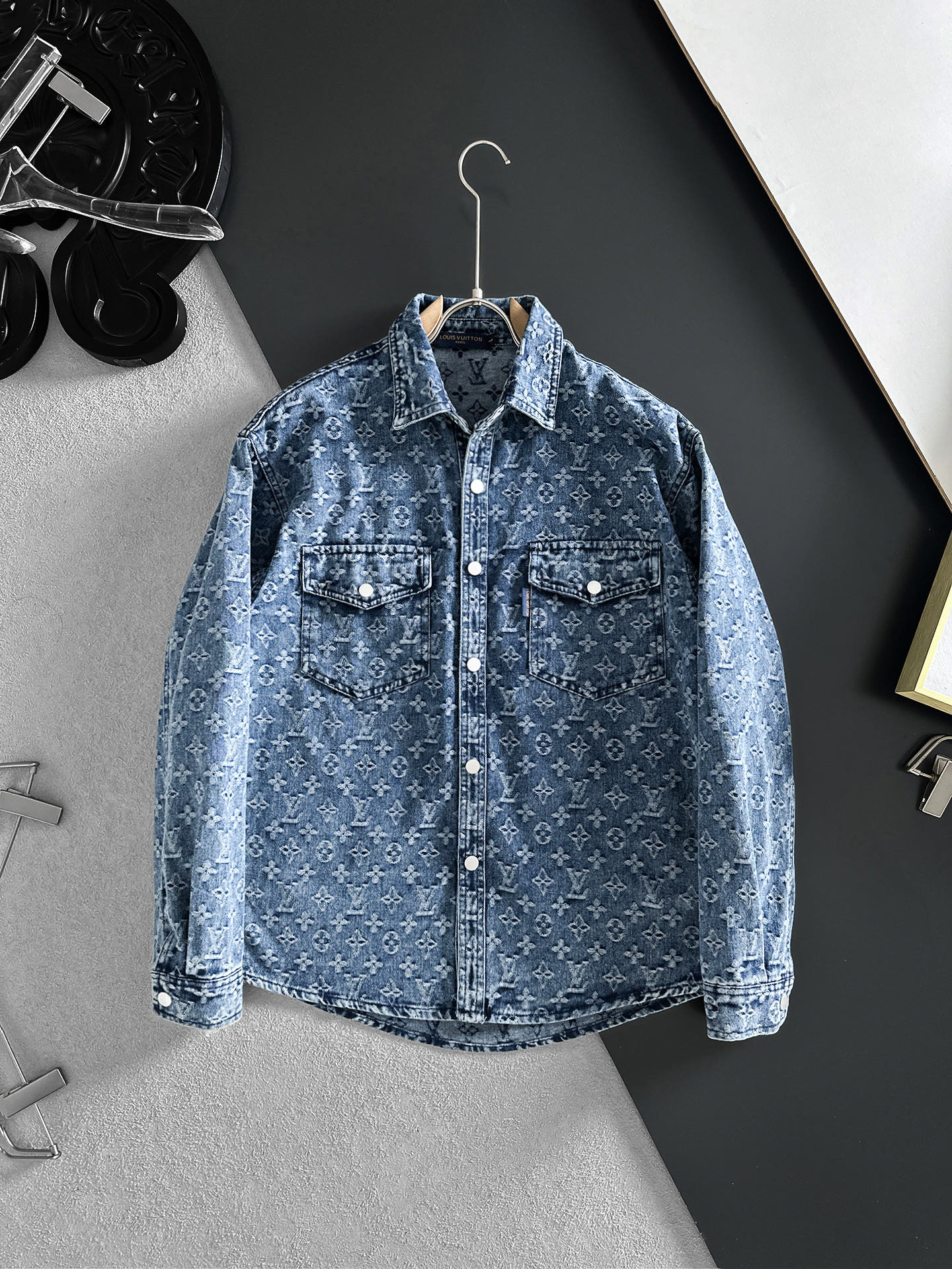 NO:937904,LV Louis Vuitton long-sleeved shirt-style denim jacket is made of imported denim denim fabric, logo jacquard, heavy industrial washing, shirt-type top jacket, embellished with hardware buttons, crisp and stylish, unique angle new interpretation, fashionable and versatile choice!  Size M-3XL,,louis vuitton,louis vuitton,jackets & coats,19860909LV路易威登 长袖衬衣款牛仔外套 精选进口丹宁牛仔面料,logo提花,重工洗水,衬衣型上衣外套,五金纽扣点缀,挺括有型,独有的角度全新演绎 时尚百搭首选！码数M-3XL,,louis vuitton,louis vuitton,jackets & coats,,Men's clothing