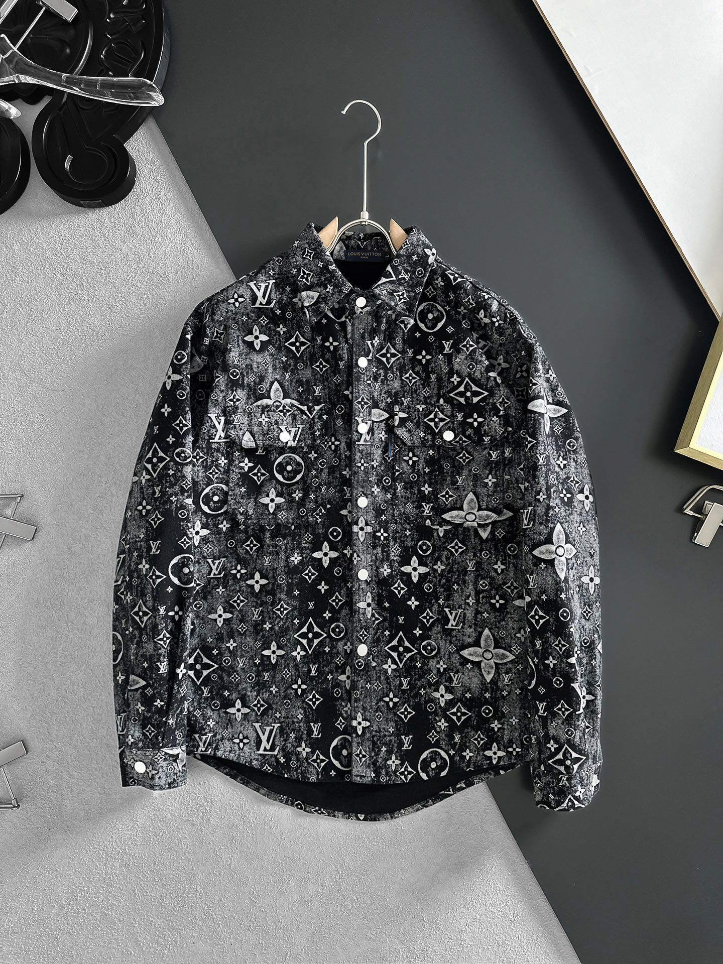 NO:877305,LV Louis Vuitton long-sleeved shirt-style denim jacket is made of imported denim denim fabric, logo jacquard, heavy industrial washing, shirt-type top jacket, embellished with hardware buttons, crisp and stylish, unique angle new interpretation, fashionable and versatile choice!  Size M-3XL,,louis vuitton,louis vuitton,jackets & coats,19860909LV路易威登 长袖衬衣款牛仔外套 精选进口丹宁牛仔面料,logo提花,重工洗水,衬衣型上衣外套,五金纽扣点缀,挺括有型,独有的角度全新演绎 时尚百搭首选！码数M-3XL,,louis vuitton,louis vuitton,jackets & coats,,Men's clothing