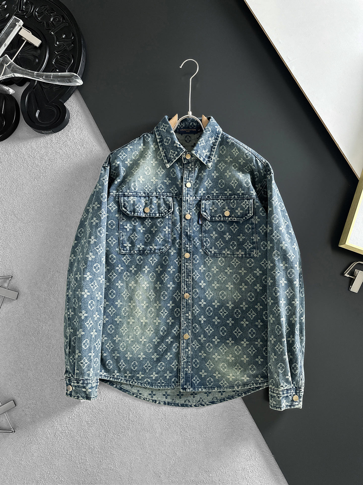 NO:937869,LV Louis Vuitton long-sleeved shirt-style denim jacket is made of imported denim denim fabric, logo jacquard, heavy industrial washing, shirt-type top jacket, embellished with hardware buttons, crisp and stylish, unique angle new interpretation, fashionable and versatile choice!  Size M-3XL,,louis vuitton,louis vuitton,jackets & coats,19860909LV路易威登 长袖衬衣款牛仔外套 精选进口丹宁牛仔面料,logo提花,重工洗水,衬衣型上衣外套,五金纽扣点缀,挺括有型,独有的角度全新演绎 时尚百搭首选！码数M-3XL,,louis vuitton,louis vuitton,jackets & coats,,Men's clothing