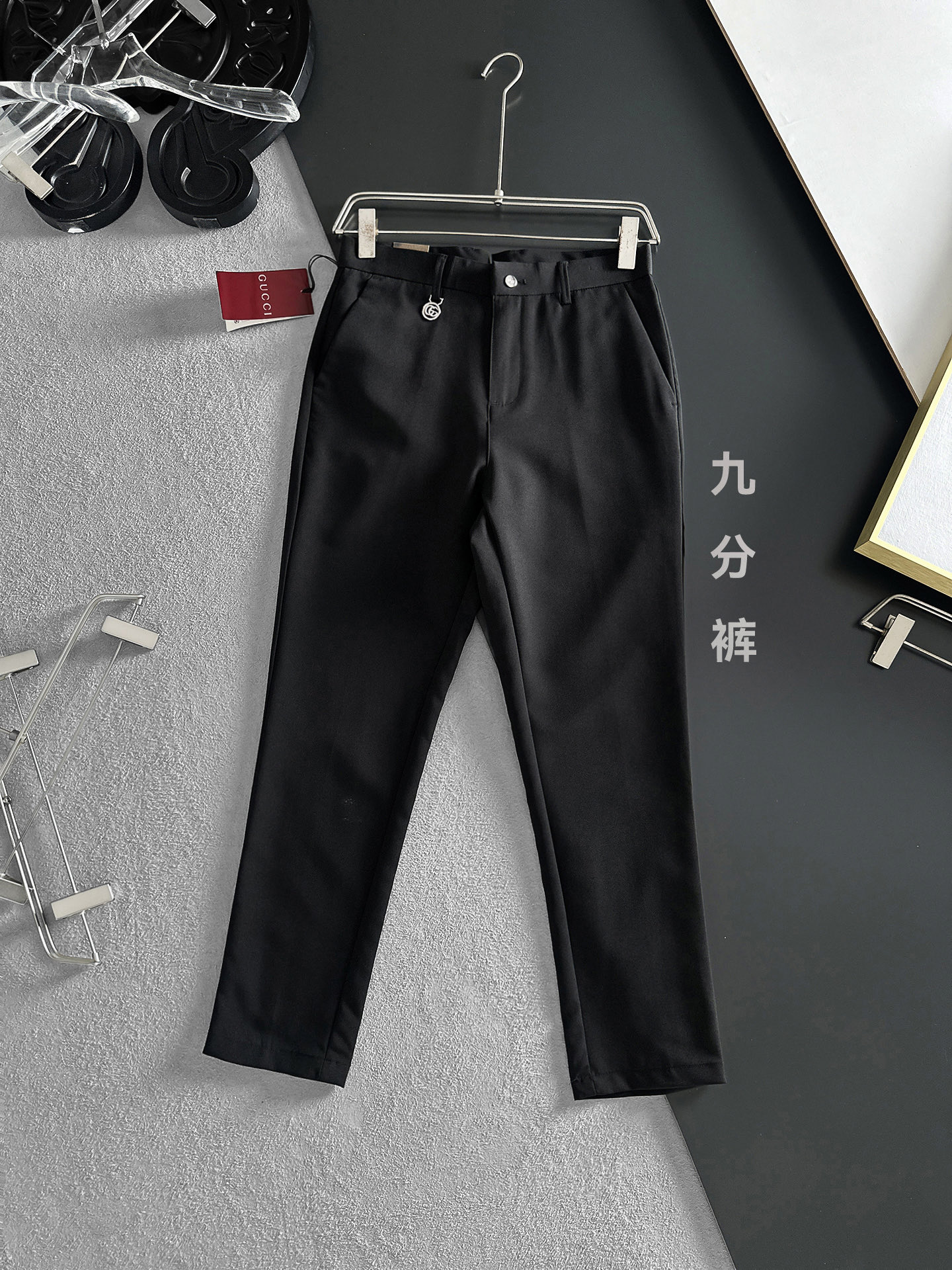 NO:937118,GUCCI casual pants, trousers [nine-point pants] 2026SS spring and summer new style, special fabric for advanced custom pants, customized original hardware, heavy craftsmanship, fine lathe routing, customized fabric, soft and comfortable, significant texture, exquisite accessories, great upper body effect, complete three standards, standard size 29-38, no 35, next day shipping,,gucci,19860909GUCCI古奇 休闲裤 西裤【九分裤】2026SS春夏新款 高级定制裤子专用面料 定制原版五金 重工工艺打造 车工走线精细 定制面料 柔软舒适 质感显著 辅料精美 上身效果超赞 三标齐全 标准尺码29-38,无35,隔天出货,,gucci,,Men's clothing