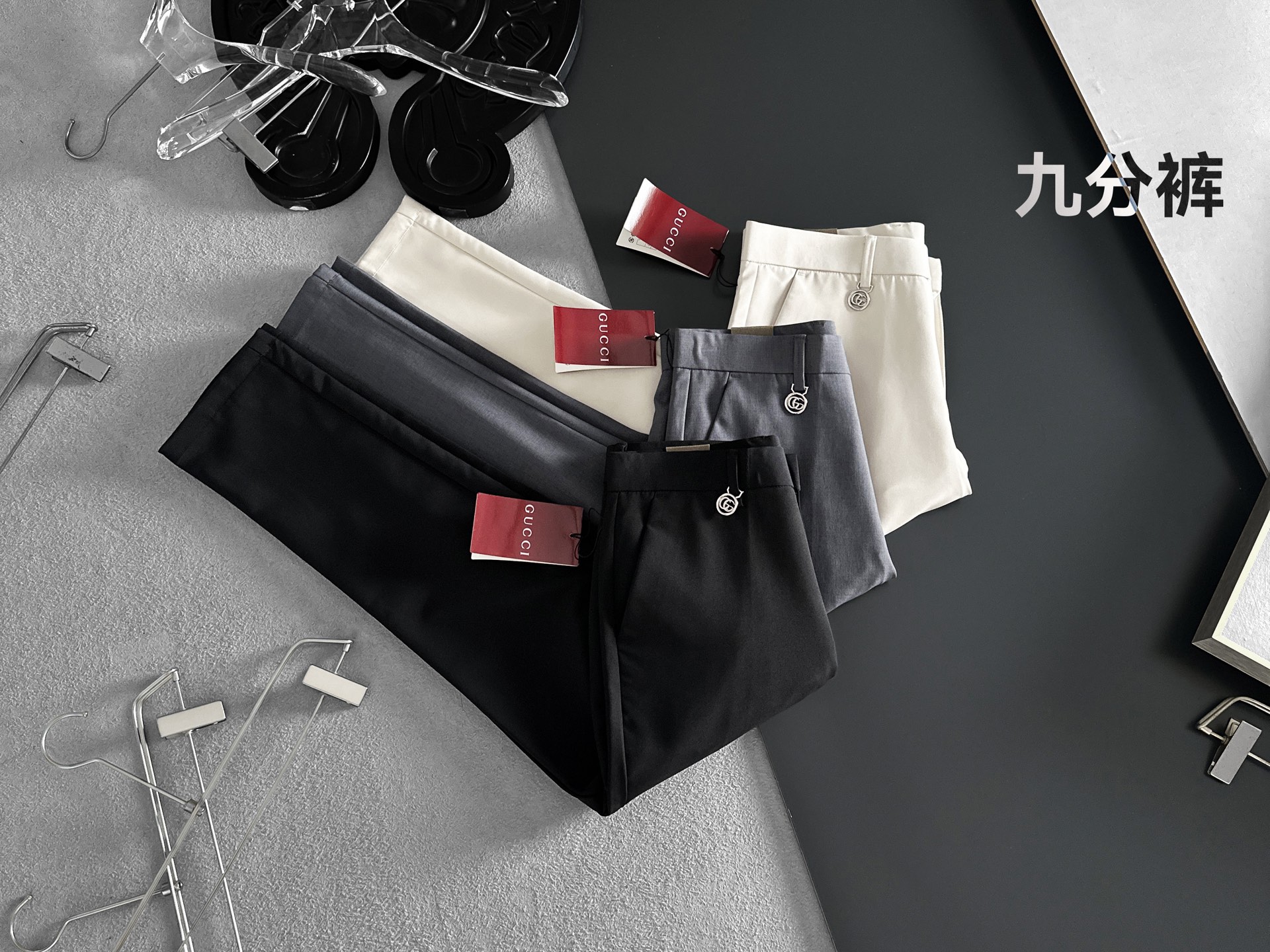 NO:910744,GUCCI casual pants, trousers [nine-point pants] 2026SS spring and summer new style, special fabric for advanced custom pants, customized original hardware, heavy craftsmanship, fine lathe routing, customized fabric, soft and comfortable, significant texture, exquisite accessories, great upper body effect, complete three standards, standard size 29-38, no 35, next day shipping,,gucci,19860909GUCCI古奇 休闲裤 西裤【九分裤】2026SS春夏新款 高级定制裤子专用面料 定制原版五金 重工工艺打造 车工走线精细 定制面料 柔软舒适 质感显著 辅料精美 上身效果超赞 三标齐全 标准尺码29-38,无35,隔天出货,,gucci,,Men's clothing