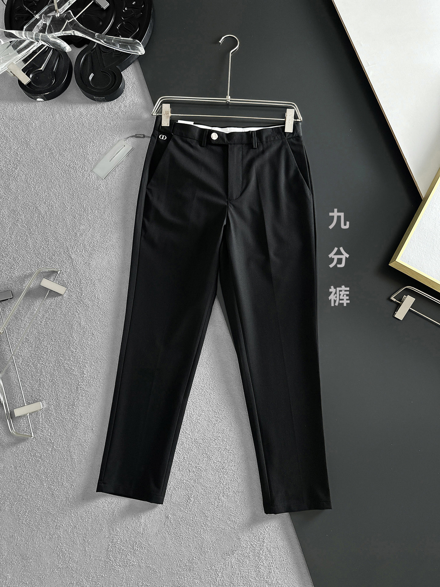 NO:954849,DIOR Dior casual pants, trousers [nine-point pants] 2026SS spring and summer new style, special fabric for advanced custom trousers, custom original hardware, heavy craftsmanship, fine lathe wiring, custom fabrics, soft and comfortable, significant texture, exquisite accessories, great upper body effect, complete three standards, standard sizes 29-38, no 35, next day shipping,, dior, dior,19860909DIOR迪奥 休闲裤 西裤【九分裤】2026SS春夏新款 高级定制裤子专用面料 定制原版五金 重工工艺打造 车工走线精细 定制面料 柔软舒适 质感显著 辅料精美 上身效果超赞 三标齐全 标准尺码29-38,无35,隔天出货,,dior,dior,,Men's clothing