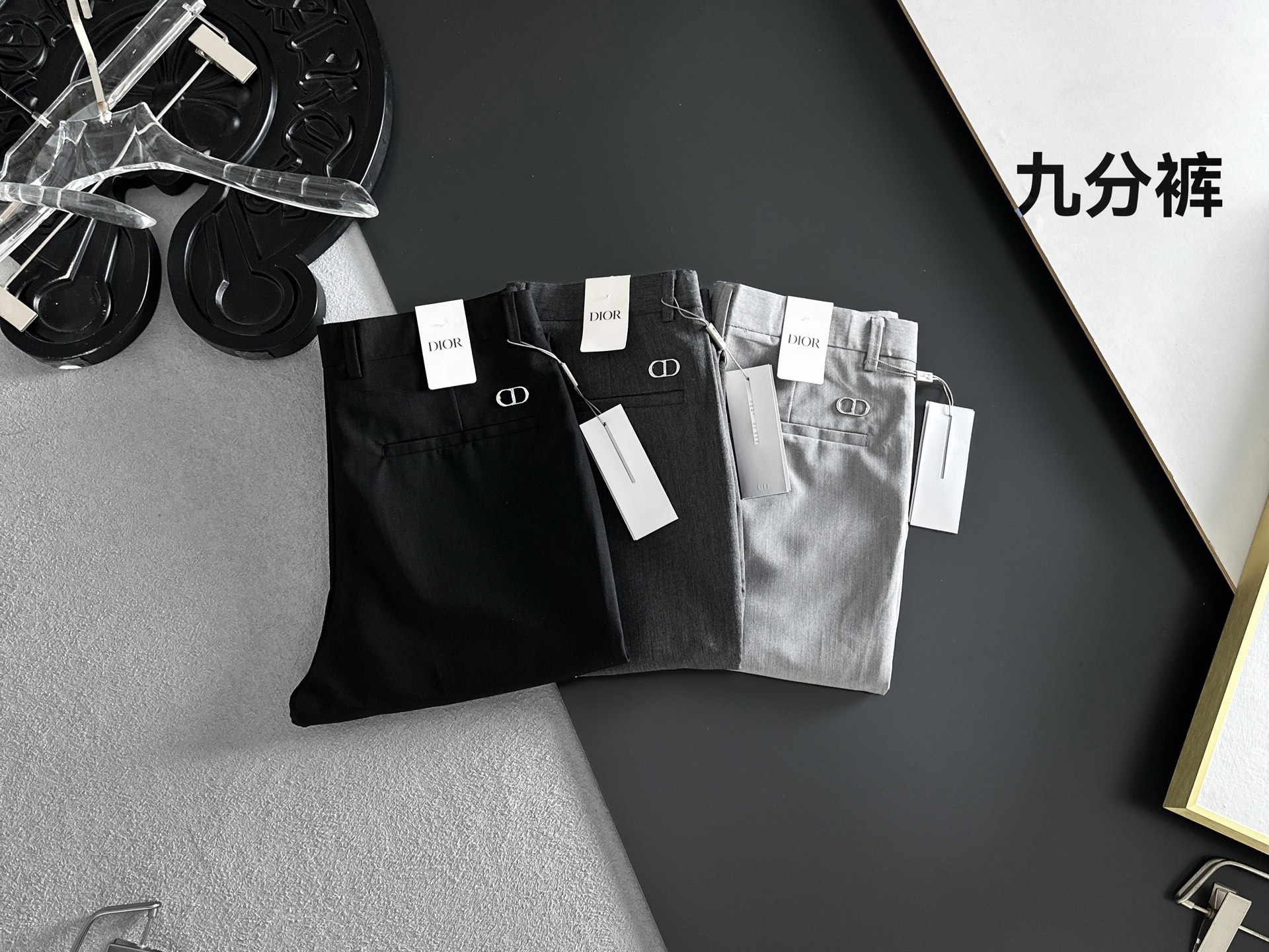 NO:937116,DIOR Dior casual pants, trousers [nine-point pants] 2026SS spring and summer new style, special fabric for advanced custom pants, customized original hardware, heavy craftsmanship, fine lathe wiring, customized fabrics, soft and comfortable, significant texture, exquisite accessories, great upper body effect, complete three standards, standard sizes 29-38, no 35, shipped next day,, dior, dior,19860909DIOR迪奥 休闲裤 西裤【九分裤】2026SS春夏新款 高级定制裤子专用面料 定制原版五金 重工工艺打造 车工走线精细 定制面料 柔软舒适 质感显著 辅料精美 上身效果超赞 三标齐全 标准尺码29-38,无35,隔天出货,,dior,dior,,Men's clothing