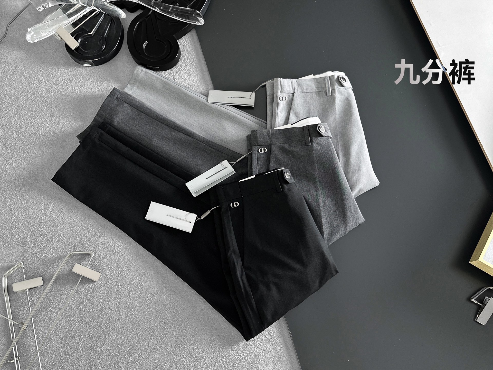 NO:910746,DIOR Dior casual pants, trousers [nine-point pants] 2026SS spring and summer new style, special fabric for advanced custom pants, customized original hardware, heavy craftsmanship, fine lathe wiring, customized fabrics, soft and comfortable, significant texture, exquisite accessories, great upper body effect, complete three standards, standard sizes 29-38, no 35, shipped next day,, dior, dior,19860909DIOR迪奥 休闲裤 西裤【九分裤】2026SS春夏新款 高级定制裤子专用面料 定制原版五金 重工工艺打造 车工走线精细 定制面料 柔软舒适 质感显著 辅料精美 上身效果超赞 三标齐全 标准尺码29-38,无35,隔天出货,,dior,dior,,Men's clothing