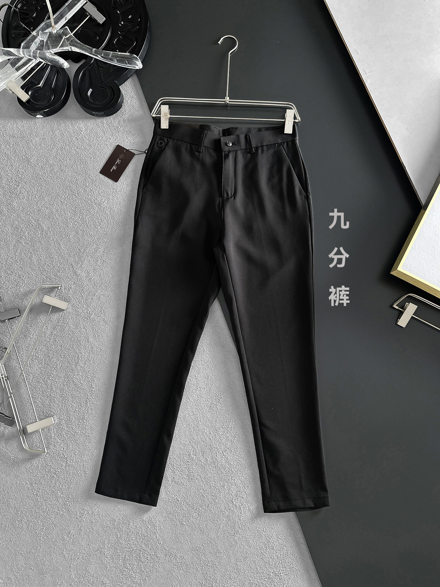 NO:937112,LP Nuoyou Piana Casual Pants Suit Pants [Nine-Point Pants] 2026SS Spring and Summer New Style Special fabric for advanced custom trousers Customized original hardware Made with heavy craftsmanship Fine lathe routing Customized fabric Soft and comfortable Remarkable texture Exquisite accessories The upper body effect is great Complete three standards Standard sizes 29-38, no 35, shipped next day, loro piana,19860909LP诺悠翩雅 休闲裤 西裤【九分裤】2026SS春夏新款 高级定制裤子专用面料 定制原版五金 重工工艺打造 车工走线精细 定制面料 柔软舒适 质感显著 辅料精美 上身效果超赞 三标齐全 标准尺码29-38,无35,隔天出货,,loro piana,,Men's clothing