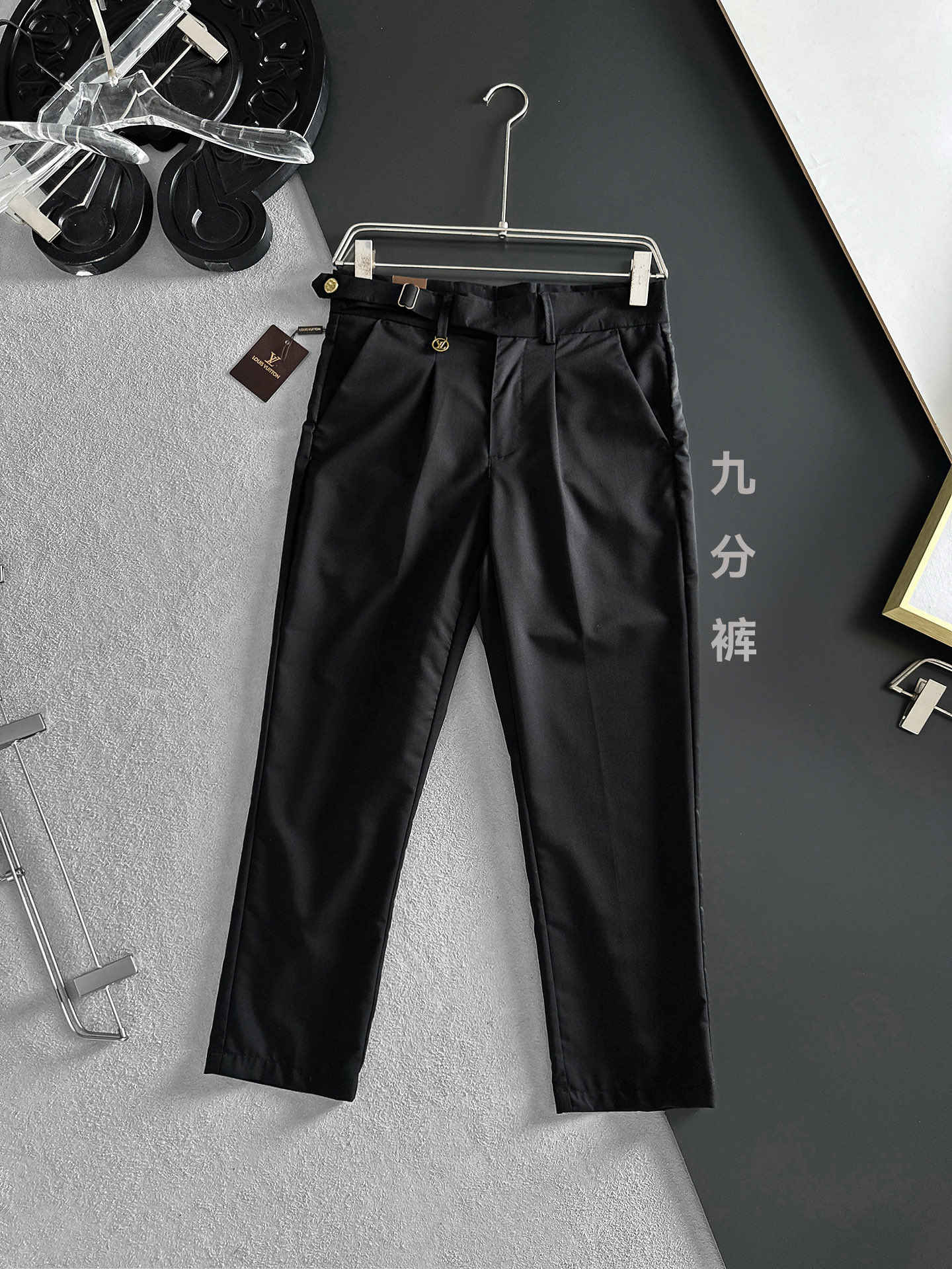 NO:937114,LV Louis Vuitton casual pants, trousers [nine-point pants] 2026SS spring and summer new style, special fabric for advanced custom pants, customized original hardware, heavy craftsmanship, fine lathe wiring, customized fabrics, soft and comfortable, significant texture, exquisite accessories, excellent upper body effect, complete three standards, standard sizes 29-38, no 35, shipped next day,, louis vuitton, louis vuitton,19860909LV路易威登 休闲裤 西裤【九分裤】2026SS春夏新款 高级定制裤子专用面料 定制原版五金 重工工艺打造 车工走线精细 定制面料 柔软舒适 质感显著 辅料精美 上身效果超赞 三标齐全 标准尺码29-38,无35,隔天出货,,louis vuitton,louis vuitton,,Men's clothing