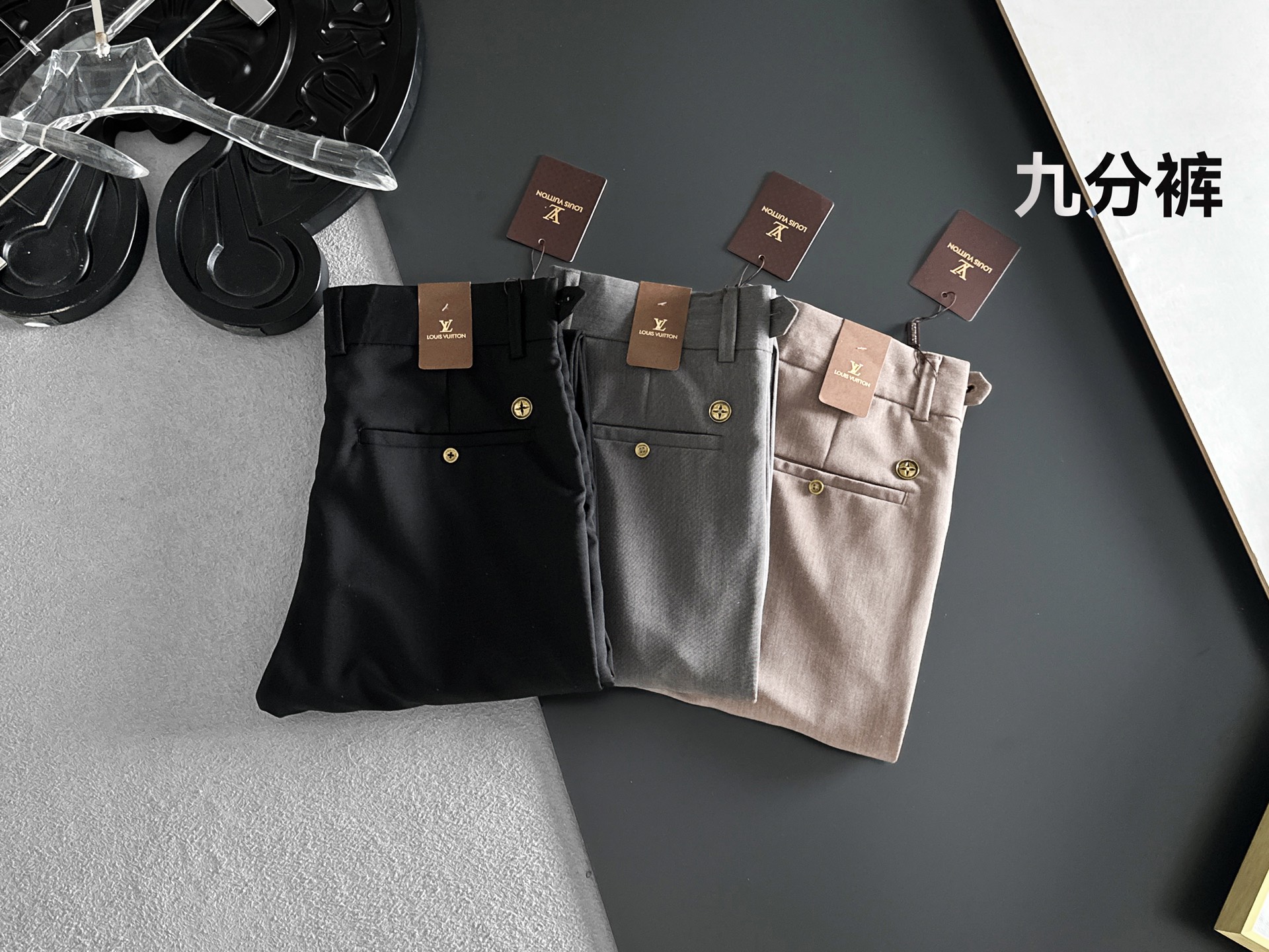 NO:910749,LV Louis Vuitton casual pants, trousers [nine-point pants] 2026SS spring and summer new style, special fabric for advanced custom pants, customized original hardware, heavy craftsmanship, fine lathe wiring, customized fabrics, soft and comfortable, significant texture, exquisite accessories, excellent upper body effect, complete three standards, standard sizes 29-38, no 35, shipped next day,, louis vuitton, louis vuitton,19860909LV路易威登 休闲裤 西裤【九分裤】2026SS春夏新款 高级定制裤子专用面料 定制原版五金 重工工艺打造 车工走线精细 定制面料 柔软舒适 质感显著 辅料精美 上身效果超赞 三标齐全 标准尺码29-38,无35,隔天出货,,louis vuitton,louis vuitton,,Men's clothing
