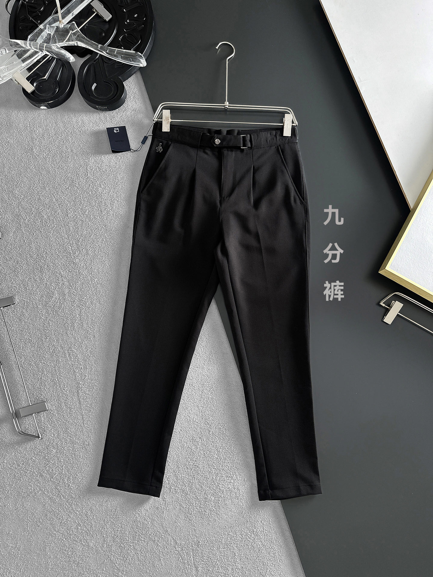 NO:937110,PRADA Casual pants, trousers [nine-point pants] 2026SS spring and summer new style, special fabric for advanced custom trousers, custom original hardware, heavy craftsmanship, fine lathe wiring, custom fabrics, soft and comfortable, significant texture, exquisite accessories, great upper body effect, complete three standards, standard sizes 29-38, no 35, next day shipping, prada, prada,19860909PRADA普拉达 休闲裤 西裤【九分裤】2026SS春夏新款 高级定制裤子专用面料 定制原版五金 重工工艺打造 车工走线精细 定制面料 柔软舒适 质感显著 辅料精美 上身效果超赞 三标齐全 标准尺码29-38,无35,隔天出货,,prada,prada,,Men's clothing