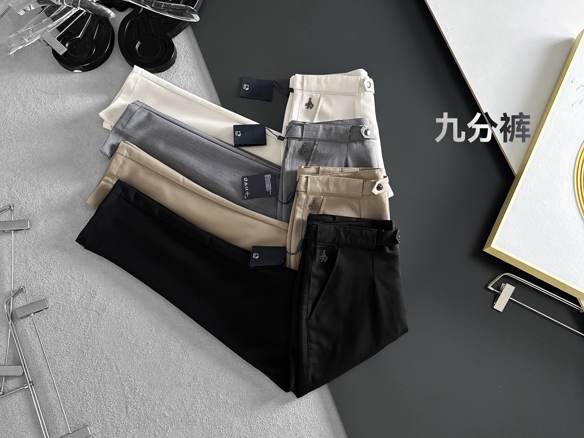 NO:910752,PRADA Casual pants, trousers [nine-point pants] 2026SS spring and summer new style, special fabric for advanced custom trousers, custom original hardware, heavy craftsmanship, fine lathe wiring, custom fabrics, soft and comfortable, significant texture, exquisite accessories, great upper body effect, complete three standards, standard sizes 29-38, no 35, next day shipping, prada, prada,19860909PRADA普拉达 休闲裤 西裤【九分裤】2026SS春夏新款 高级定制裤子专用面料 定制原版五金 重工工艺打造 车工走线精细 定制面料 柔软舒适 质感显著 辅料精美 上身效果超赞 三标齐全 标准尺码29-38,无35,隔天出货,,prada,prada,,Men's clothing