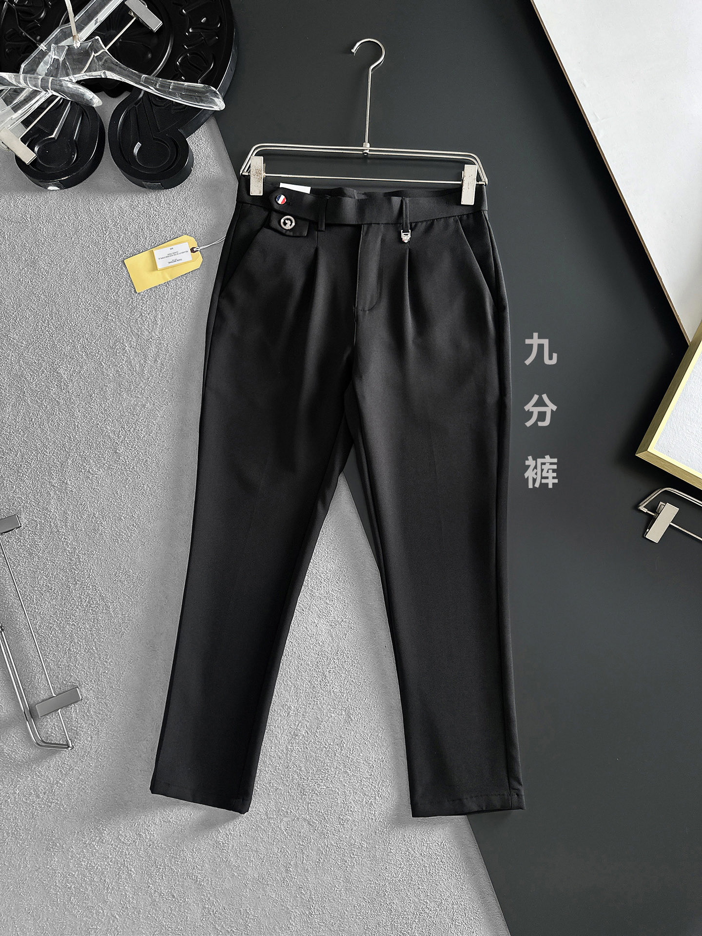 NO:937109,TB Tom Brown casual pants, trousers [nine-point pants] 2026 SS spring and summer new style, special fabric for advanced custom pants, customized original hardware, heavy craftsmanship, fine lathe routing, customized fabric, soft and comfortable, significant texture, exquisite accessories, great upper body effect, complete three standards, standard size 29-38, no 35, shipped next day,,thom browne,19860909TB汤姆布朗 休闲裤 西裤【九分裤】2026SS春夏新款 高级定制裤子专用面料 定制原版五金 重工工艺打造 车工走线精细 定制面料 柔软舒适 质感显著 辅料精美 上身效果超赞 三标齐全 标准尺码29-38,无35,隔天出货,,thom browne,,Men's clothing