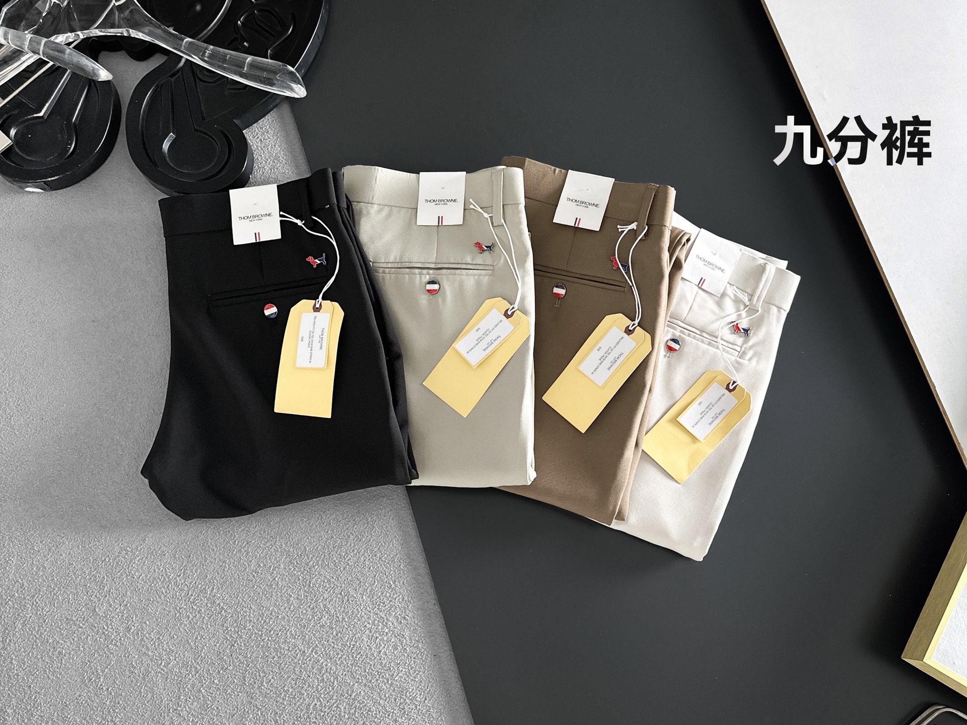 NO:910755,TB Tom Brown casual pants, trousers [nine-point pants] 2026 SS spring and summer new style, special fabric for advanced custom pants, customized original hardware, heavy craftsmanship, fine lathe routing, customized fabric, soft and comfortable, significant texture, exquisite accessories, great upper body effect, complete three standards, standard size 29-38, no 35, shipped next day,,thom browne,19860909TB汤姆布朗 休闲裤 西裤【九分裤】2026SS春夏新款 高级定制裤子专用面料 定制原版五金 重工工艺打造 车工走线精细 定制面料 柔软舒适 质感显著 辅料精美 上身效果超赞 三标齐全 标准尺码29-38,无35,隔天出货,,thom browne,,Men's clothing