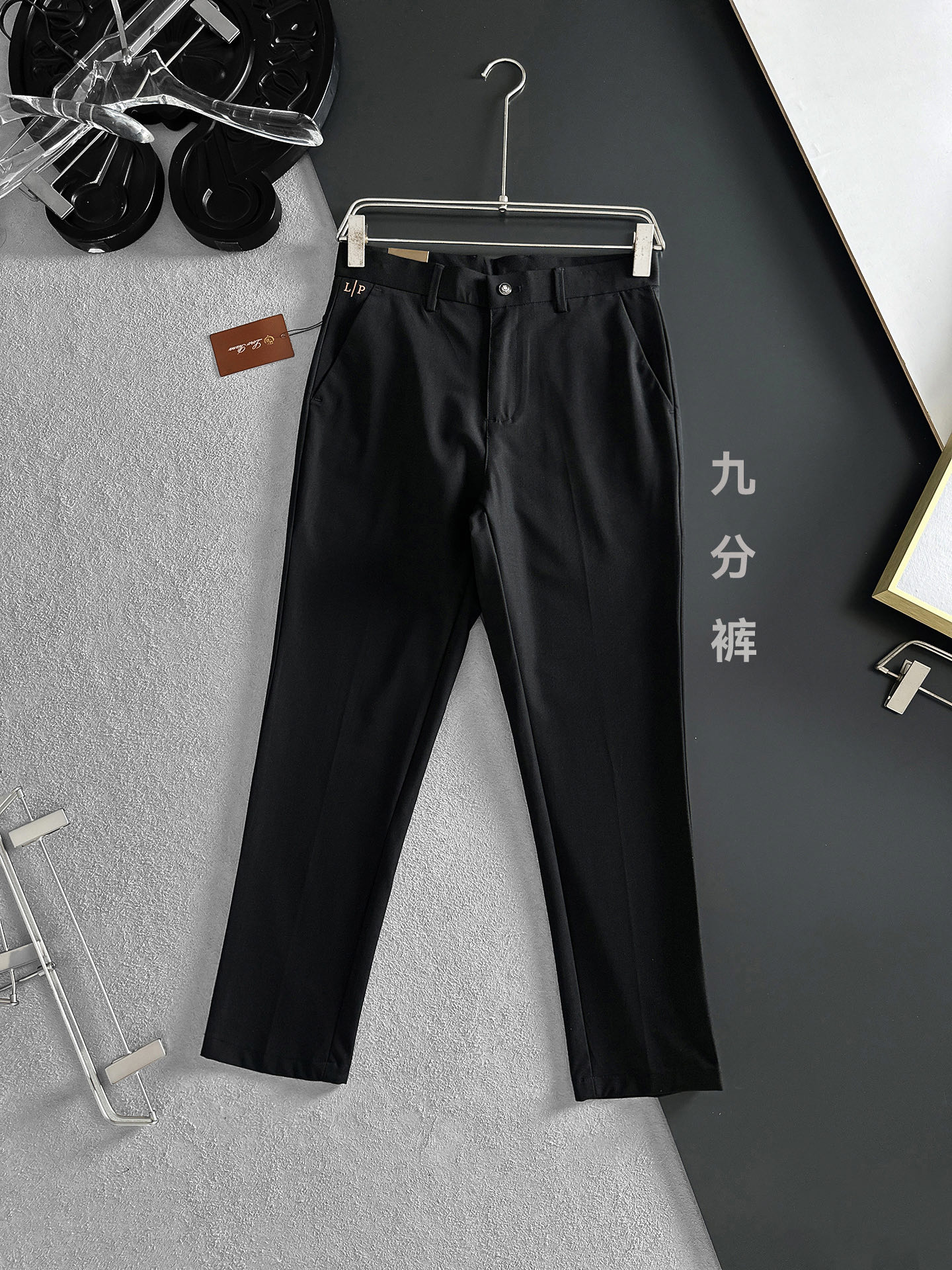 NO:937106,LP Nuoyou Piana Casual Pants Suit Pants [Nine-Point Pants] 2026SS Spring and Summer New Style Special fabric for advanced custom trousers Customized original hardware Made with heavy craftsmanship Fine lathe routing Customized fabric Soft and comfortable Remarkable texture Exquisite accessories The upper body effect is great Complete three standards Standard sizes 29-38, no 35, shipped next day, loro piana,19860909LP诺悠翩雅 休闲裤 西裤【九分裤】2026SS春夏新款 高级定制裤子专用面料 定制原版五金 重工工艺打造 车工走线精细 定制面料 柔软舒适 质感显著 辅料精美 上身效果超赞 三标齐全 标准尺码29-38,无35,隔天出货,,loro piana,,Men's clothing